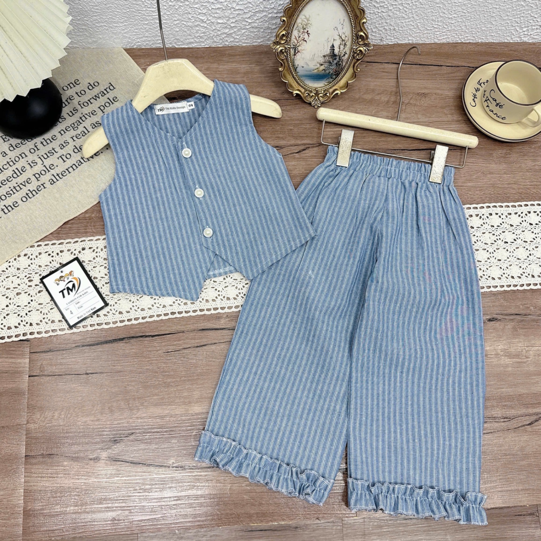 Sét bộ áo gile quần xuông kẻ bé gái