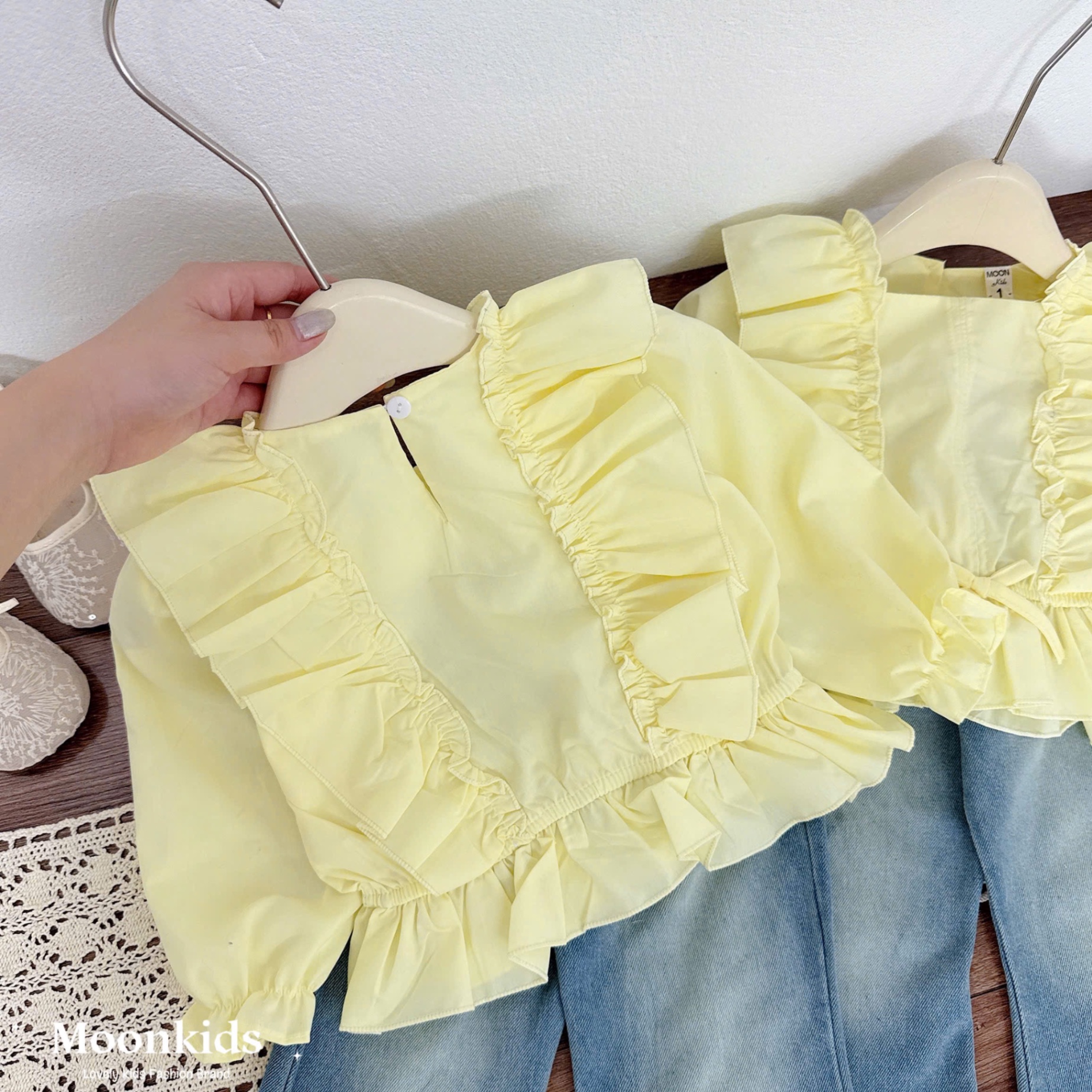 Sét áo bèo vàng quàn bò gấu ren bé gái