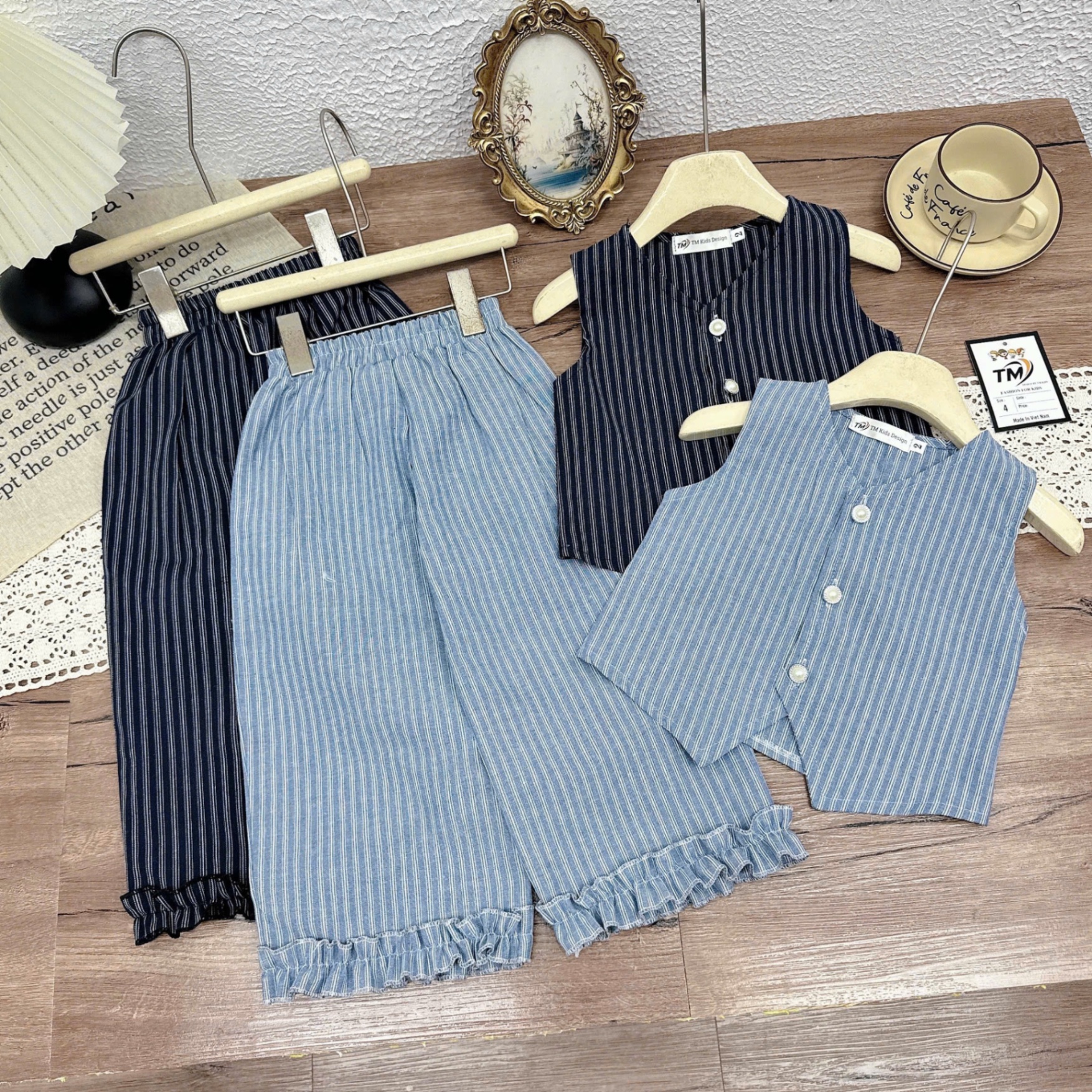 Sét bộ áo gile quần xuông kẻ bé gái