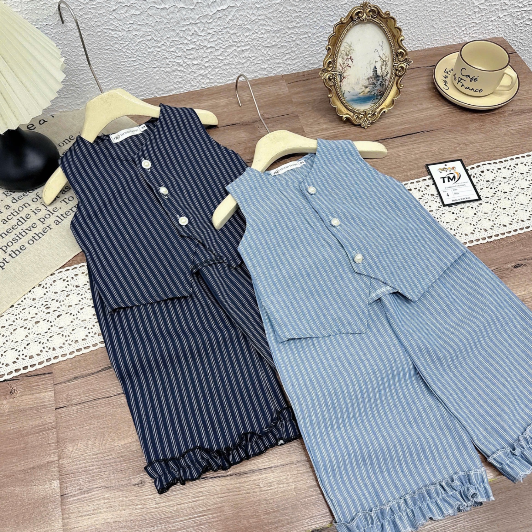 Sét bộ áo gile quần xuông kẻ bé gái