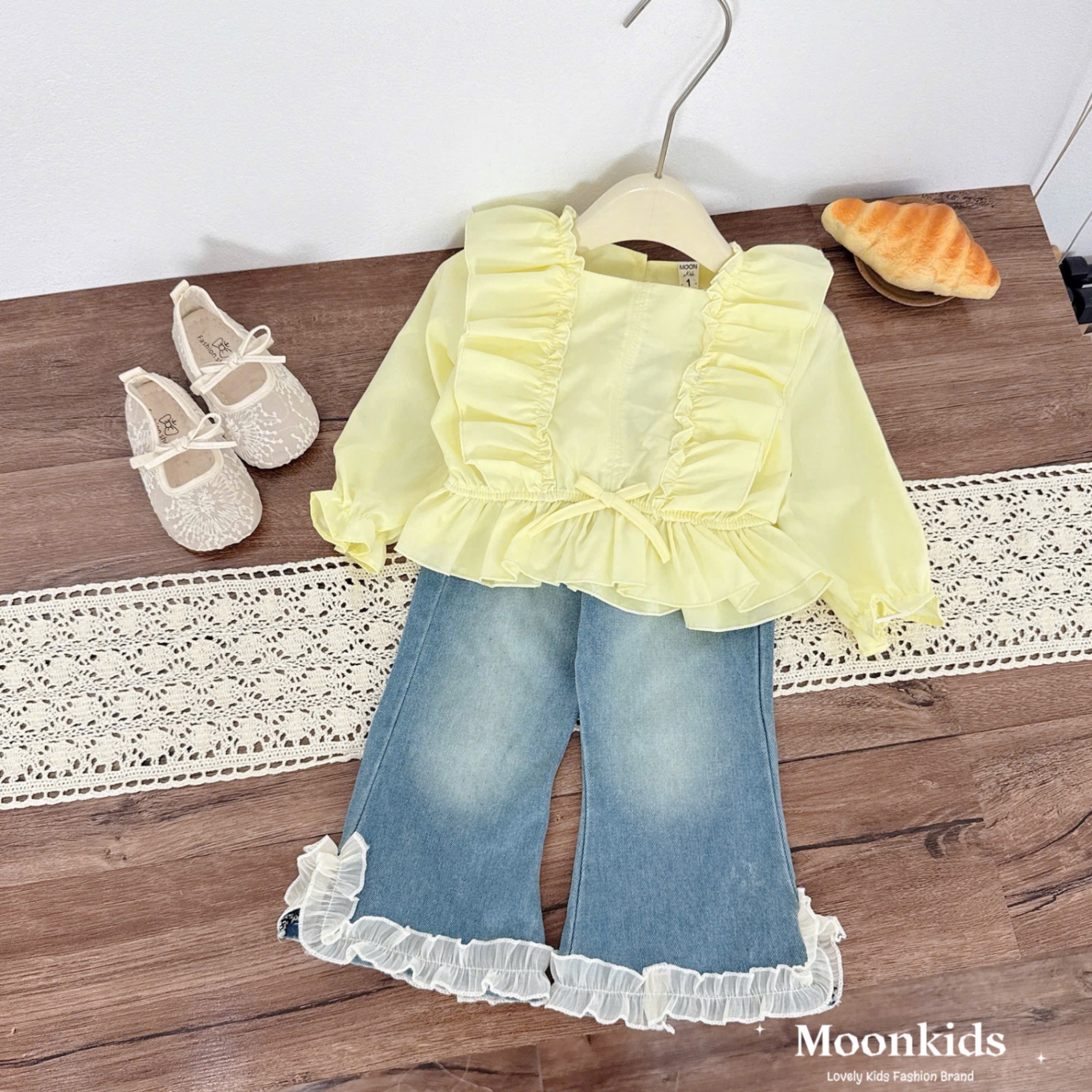 Sét áo bèo vàng quàn bò gấu ren bé gái