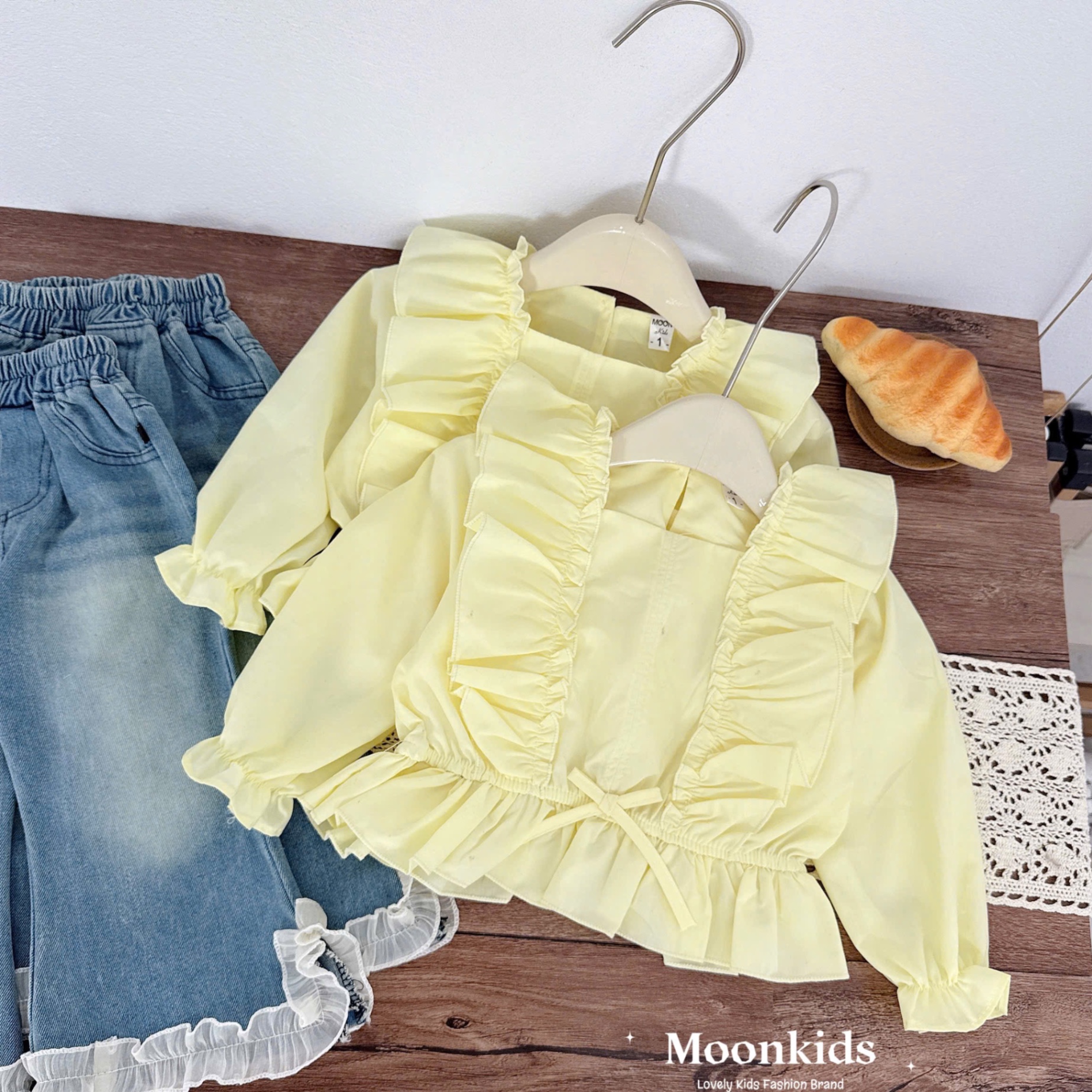 Sét áo bèo vàng quàn bò gấu ren bé gái