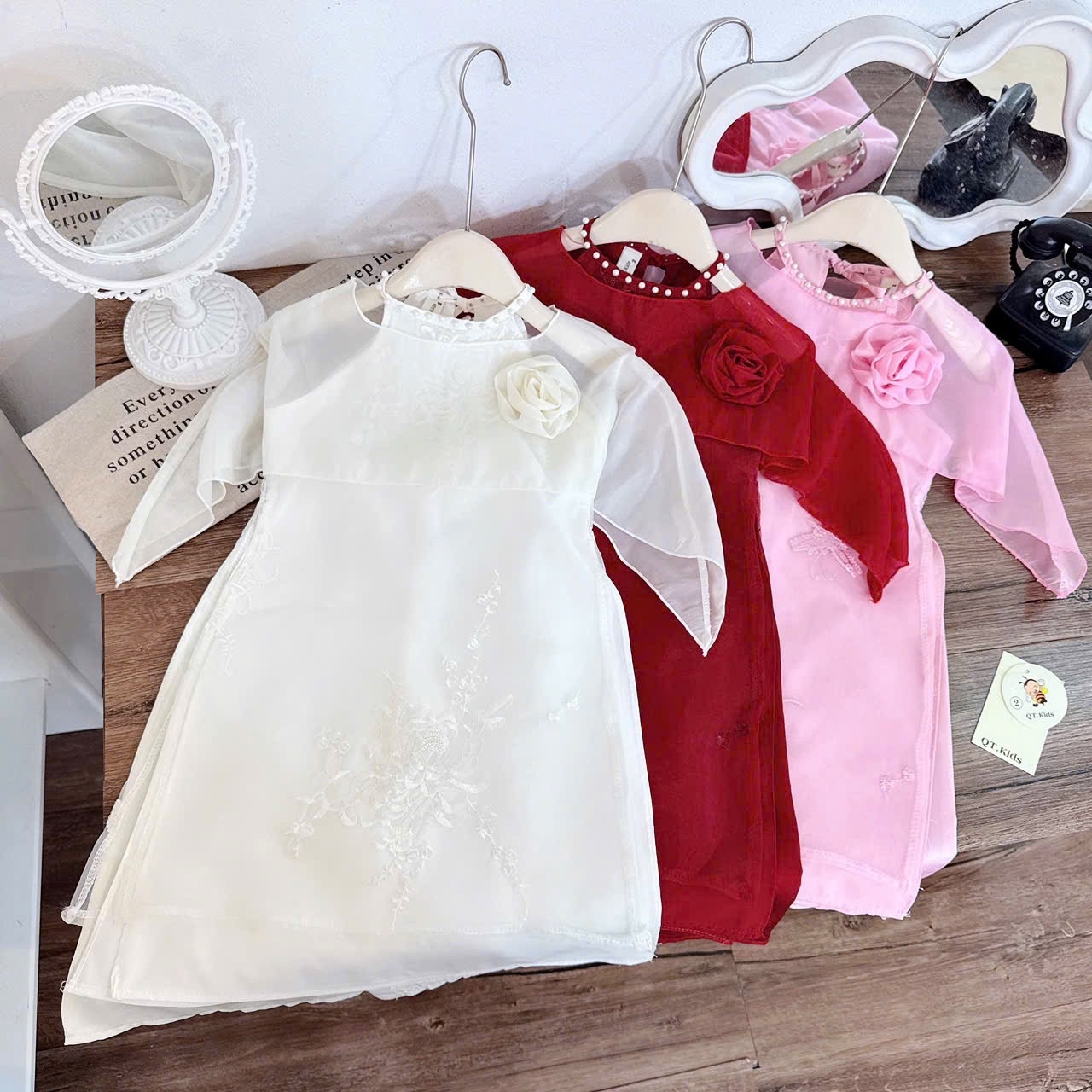 áo dài cổ yếm khăn voan choàng bé gái