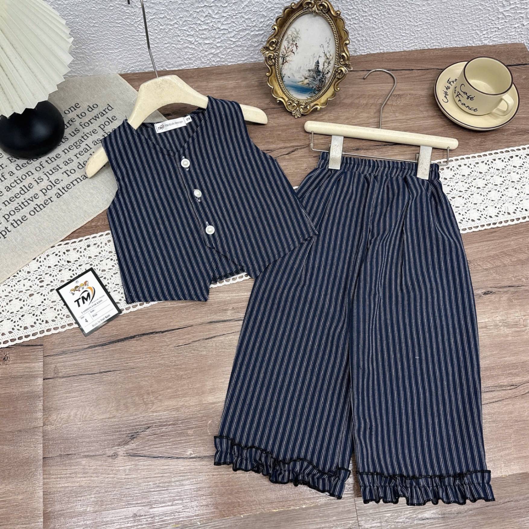 Sét bộ áo gile quần xuông kẻ bé gái