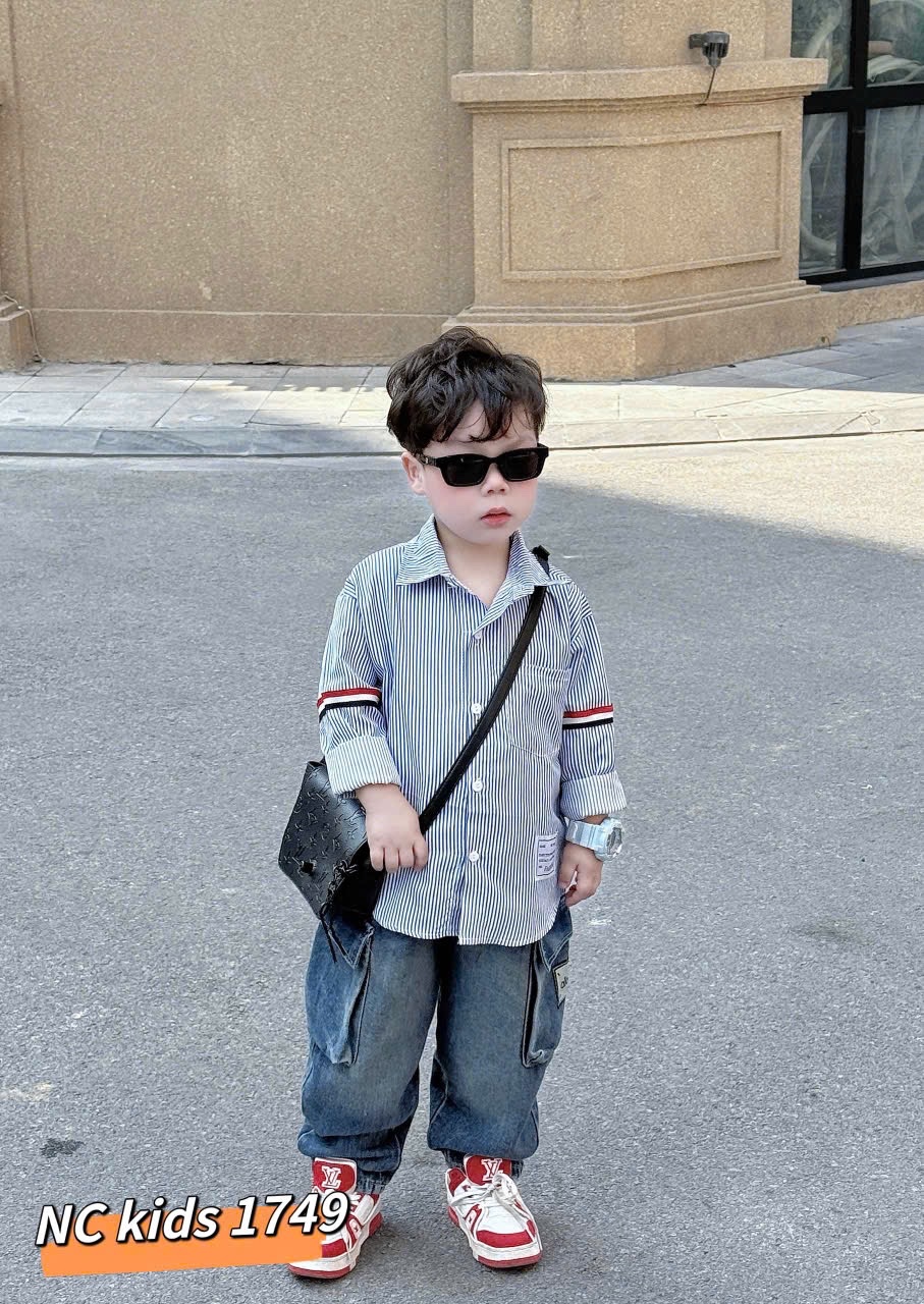Bộ sơ mi fashon kẻ và trắng quần bò hộp bé trai