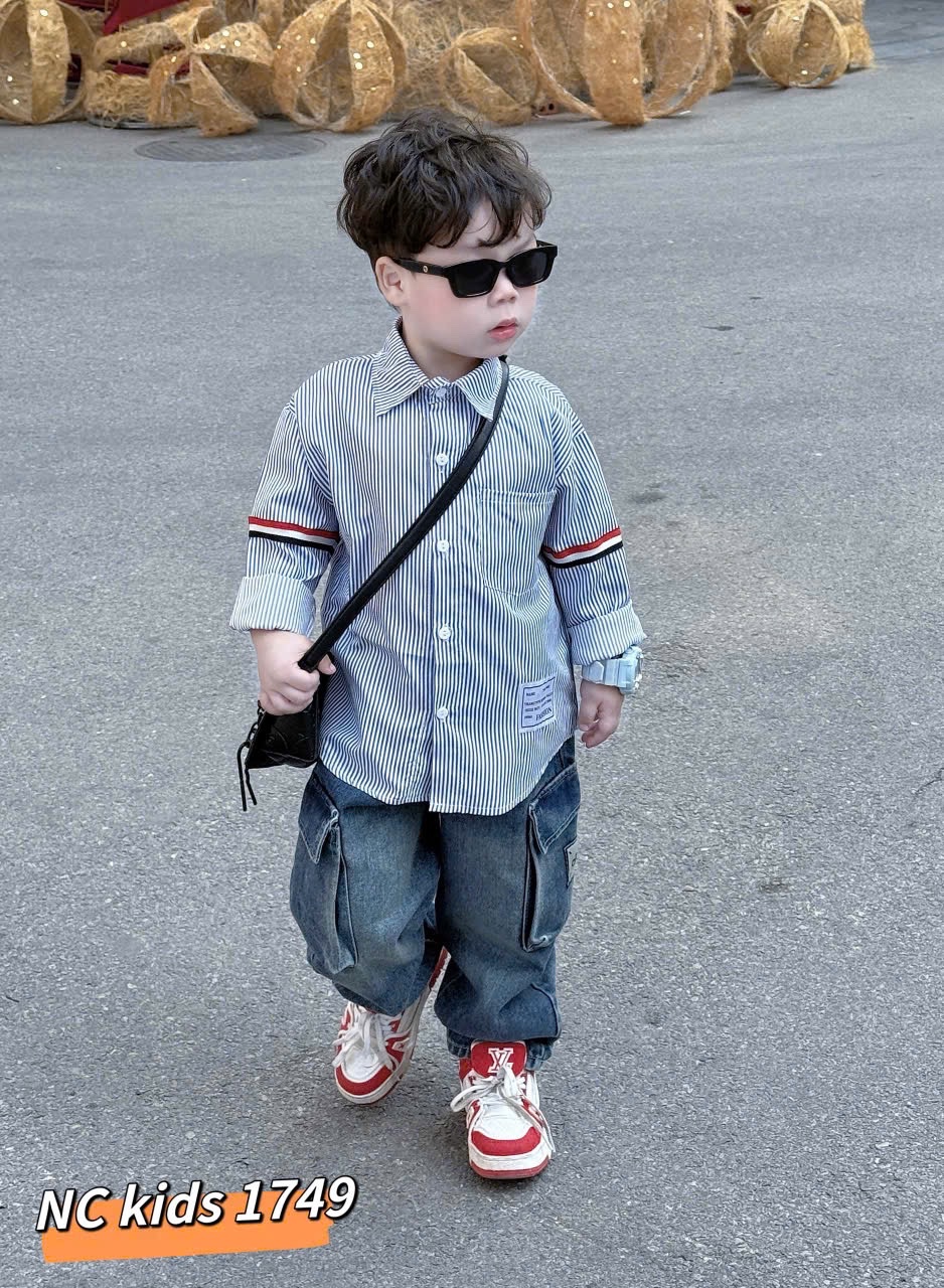Bộ sơ mi fashon kẻ và trắng quần bò hộp bé trai