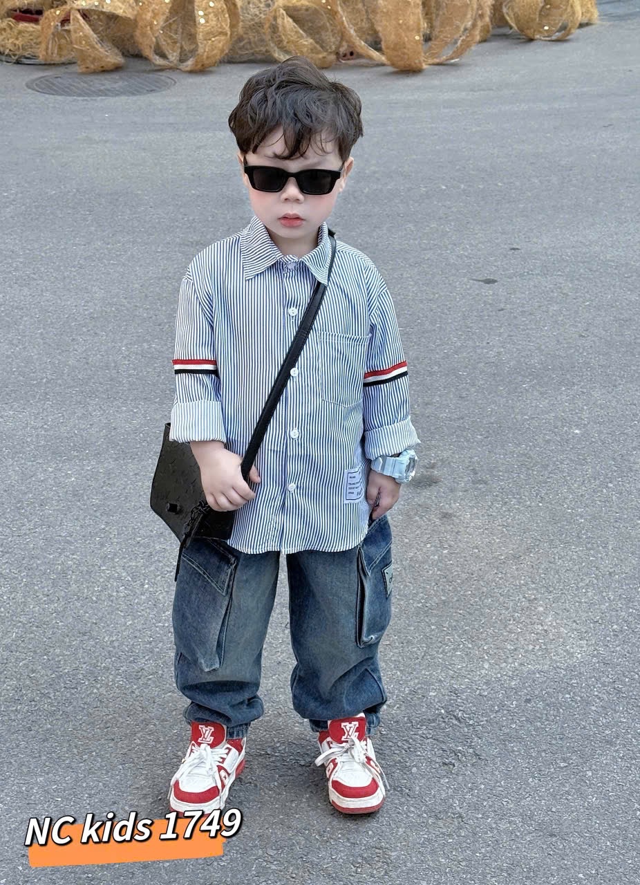 Bộ sơ mi fashon kẻ và trắng quần bò hộp bé trai
