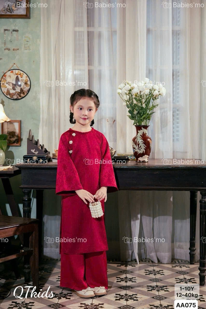 Áo dài gấm đỏ tết khuy ngọc bé gái