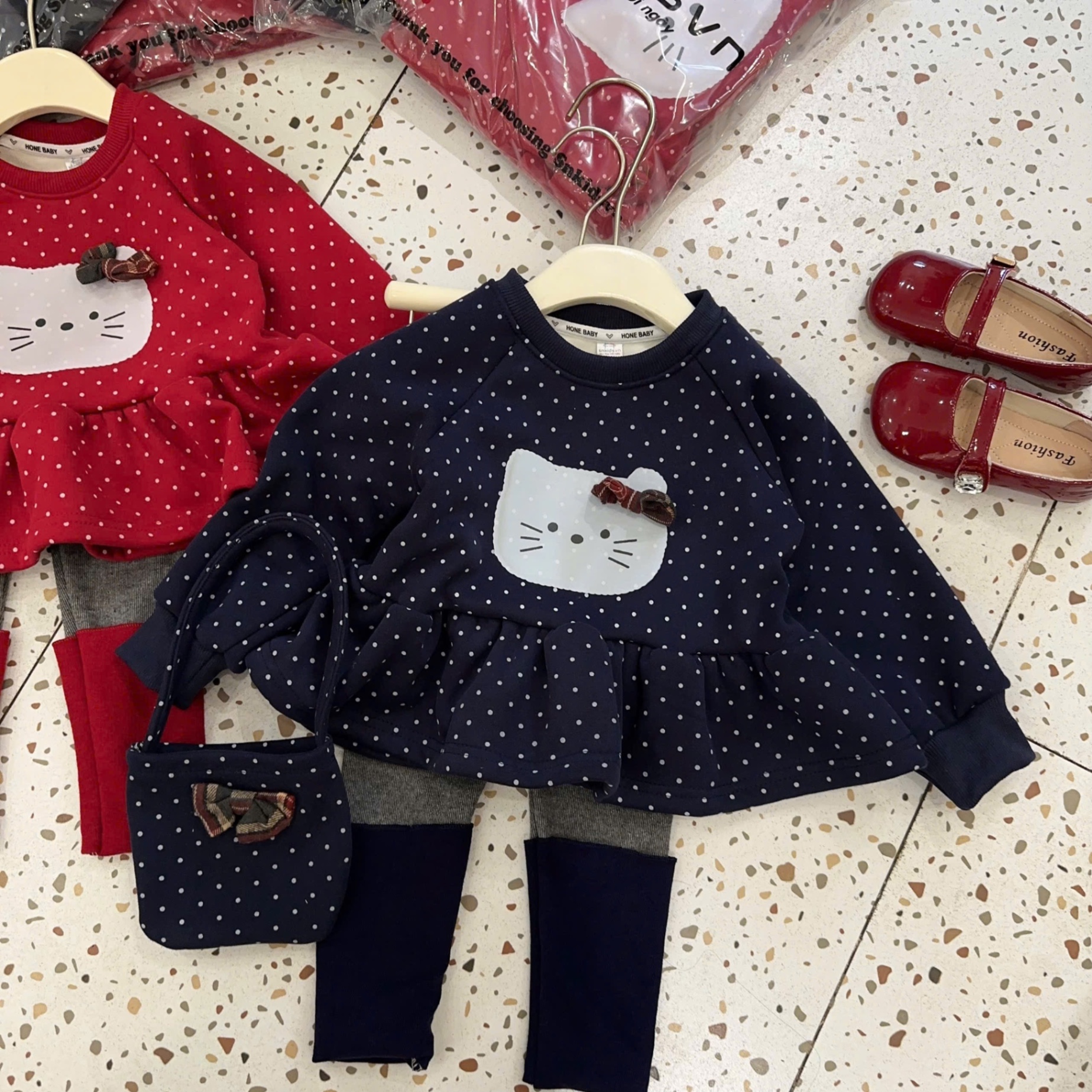 Sét bộ nỉ chấm bi kitty lót nỉ lông quần legging bé gái