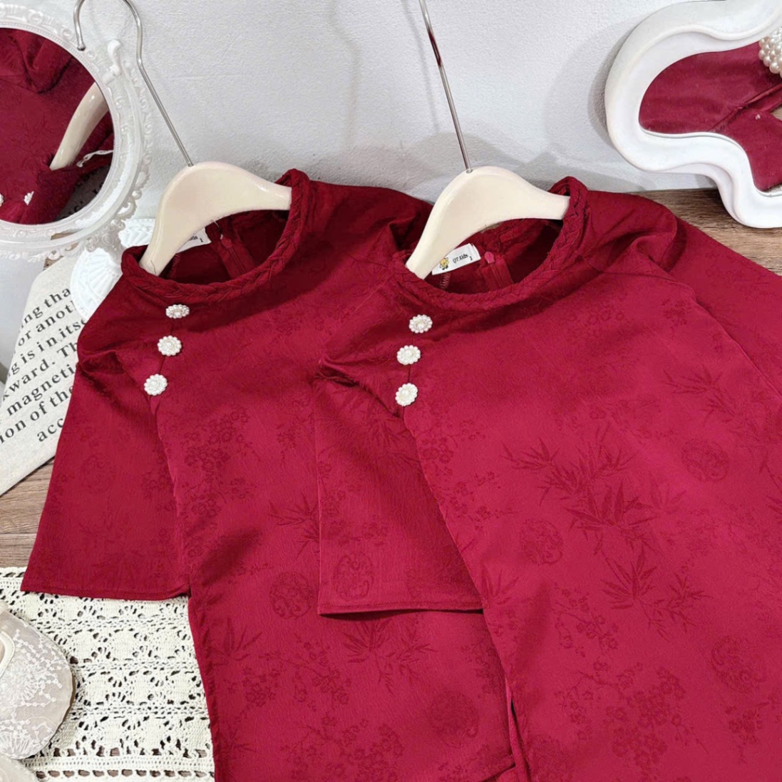 Áo dài gấm đỏ tết khuy ngọc bé gái