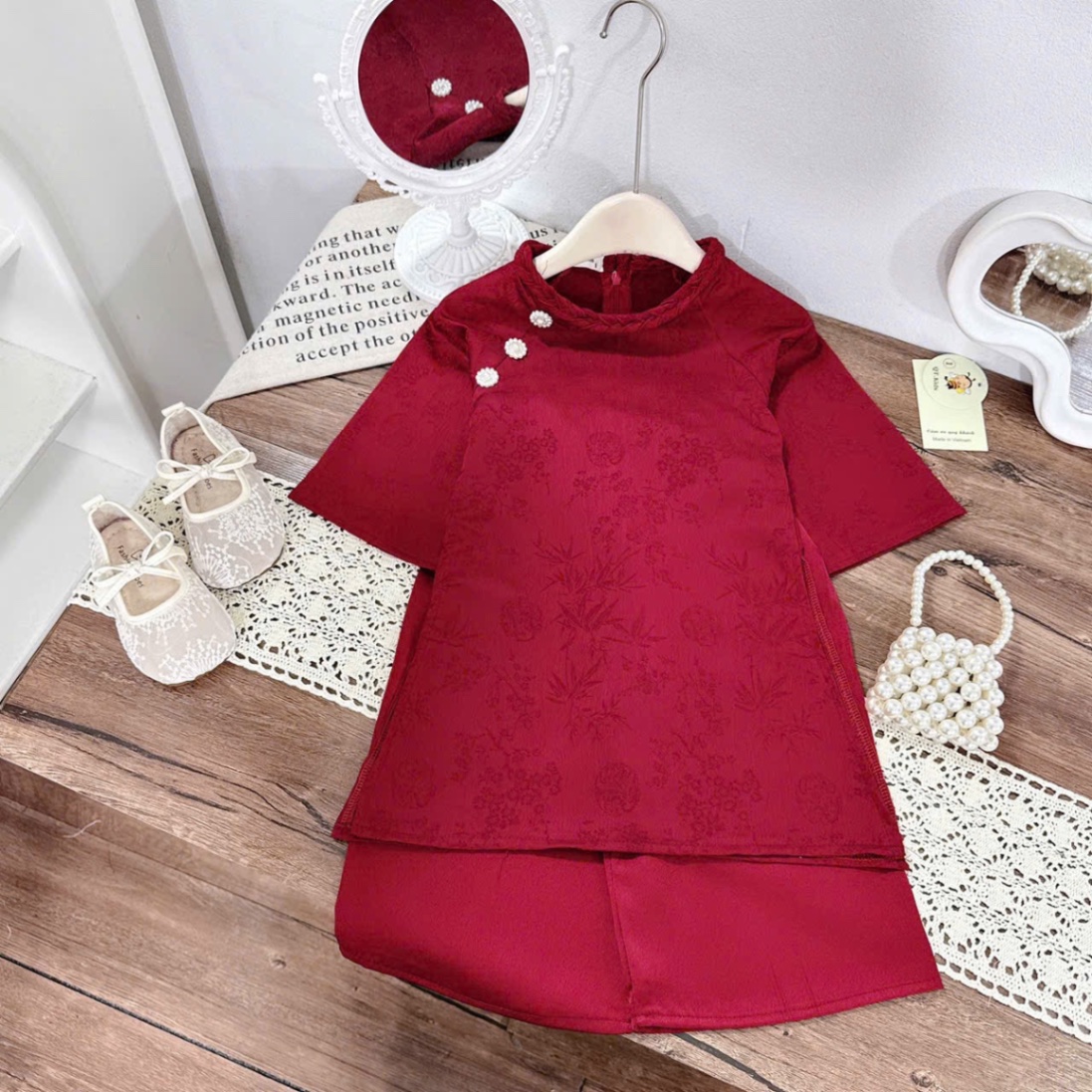 Áo dài gấm đỏ tết khuy ngọc bé gái