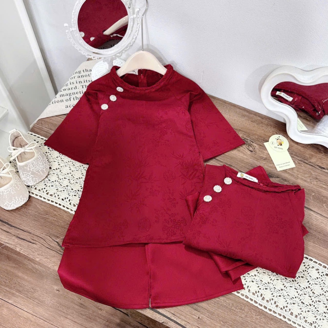 Áo dài gấm đỏ tết khuy ngọc bé gái