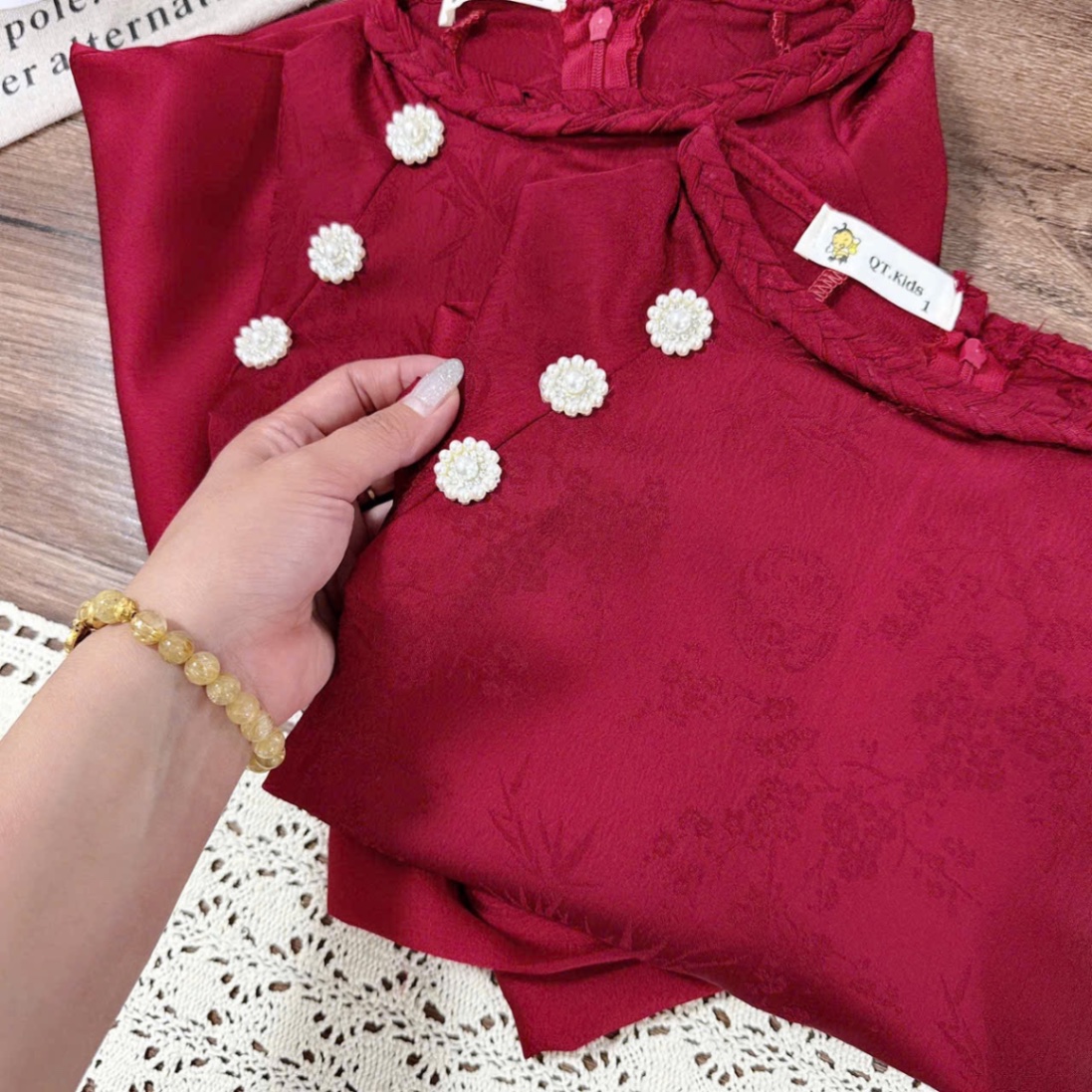 Áo dài gấm đỏ tết khuy ngọc bé gái