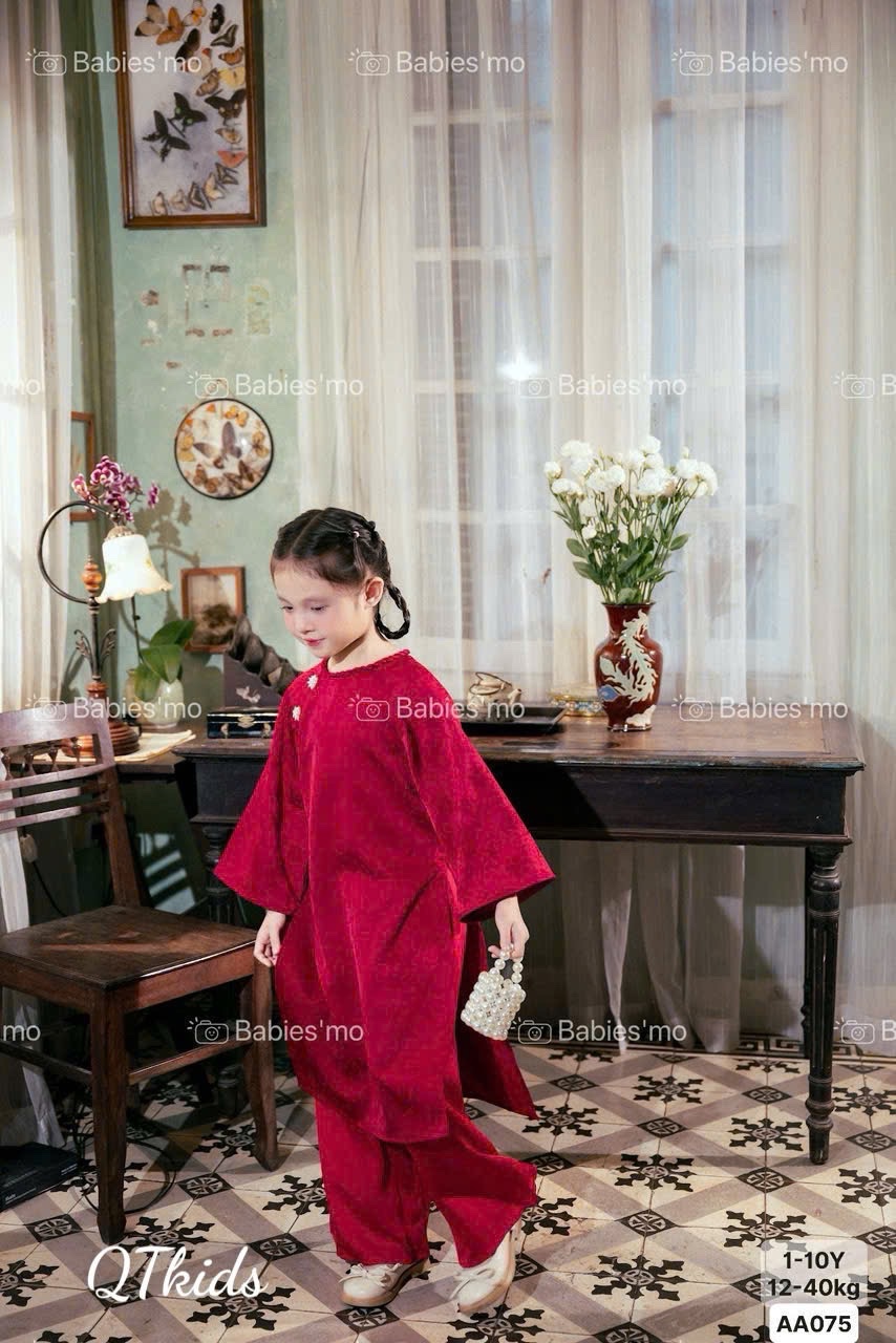 Áo dài gấm đỏ tết khuy ngọc bé gái