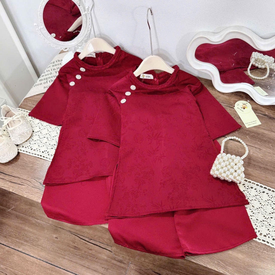 Áo dài gấm đỏ tết khuy ngọc bé gái