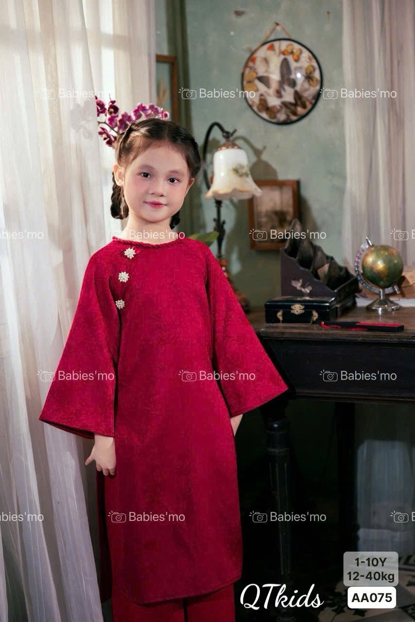 Áo dài gấm đỏ tết khuy ngọc bé gái