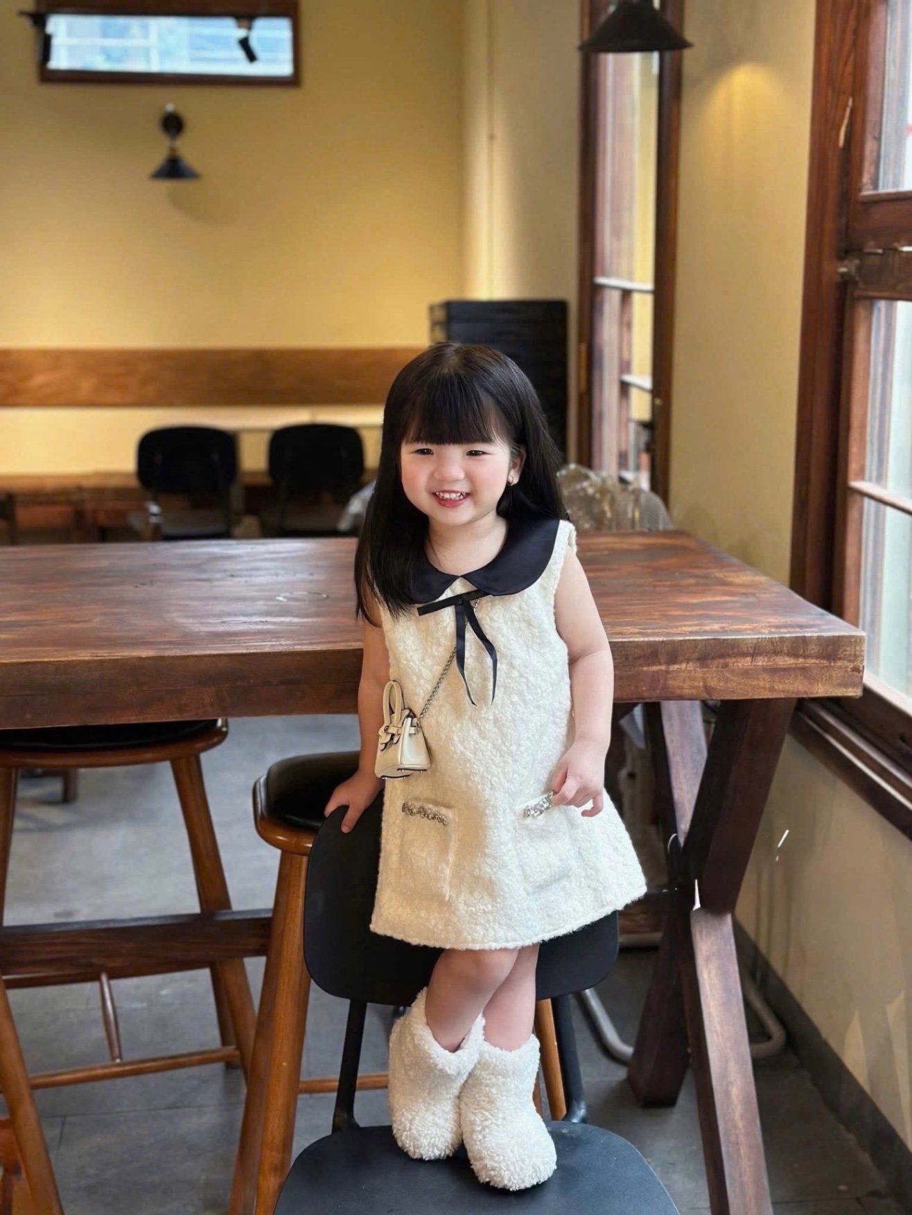 Váy lông chữ a bé gái