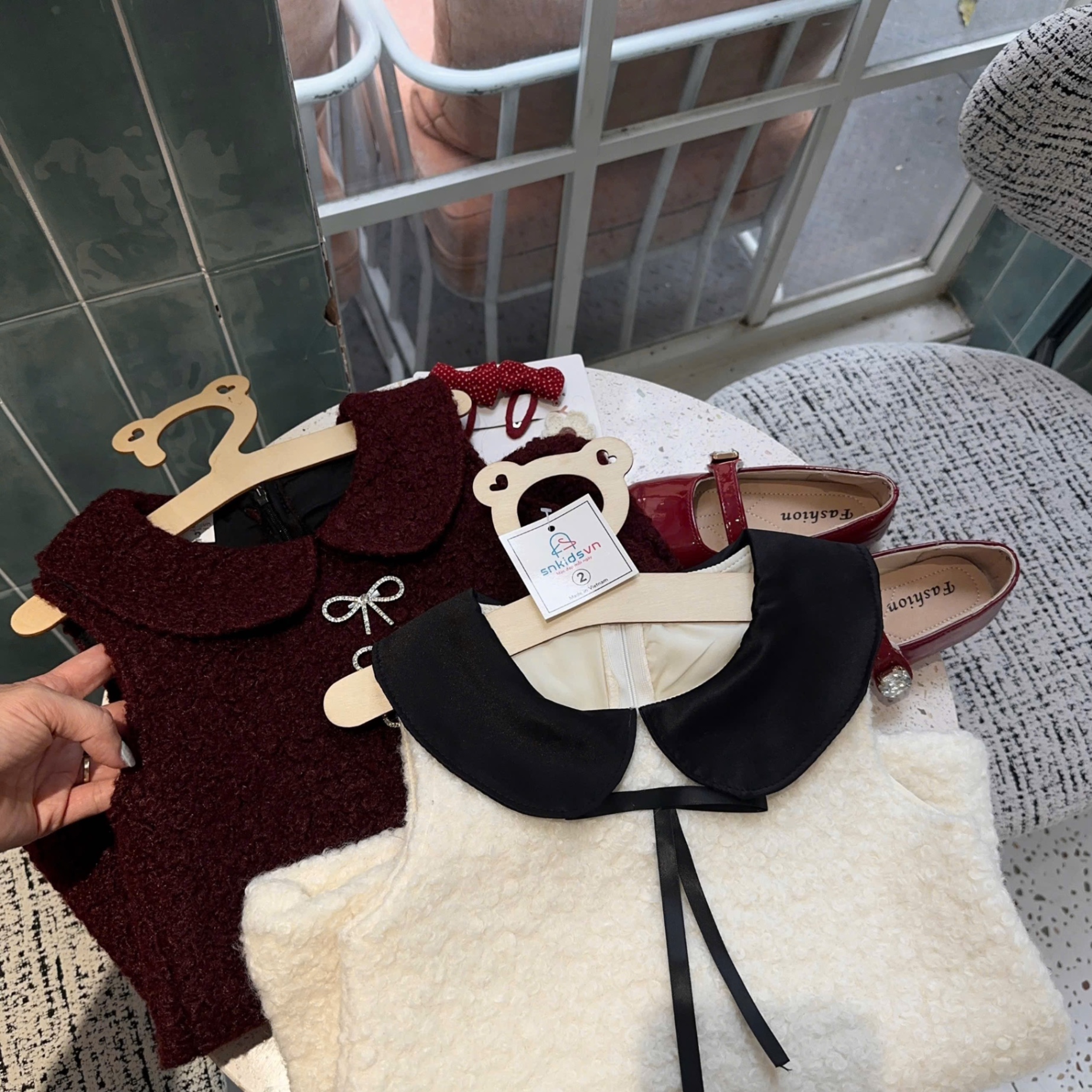 Váy lông chữ a bé gái