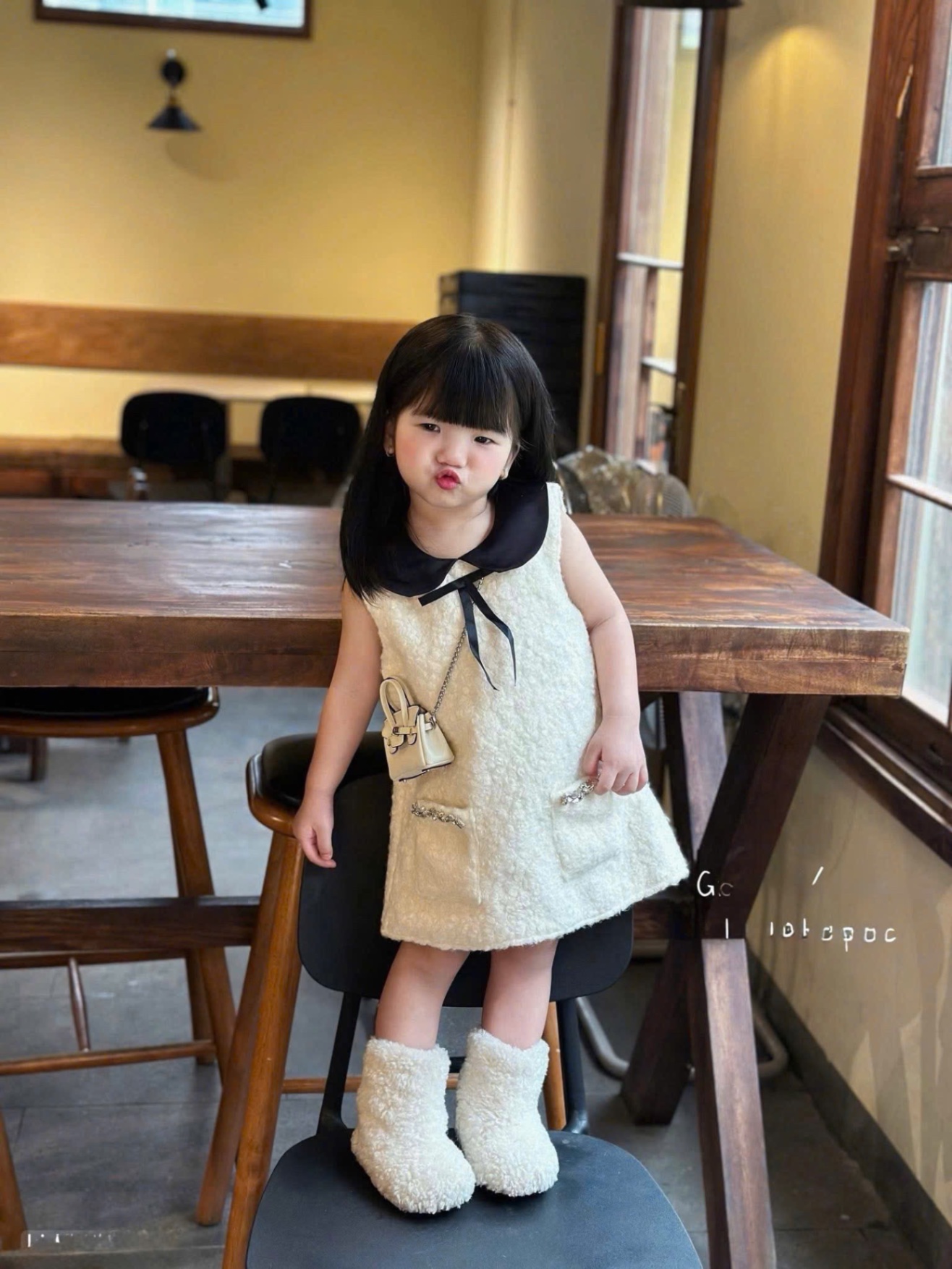 Váy lông chữ a bé gái