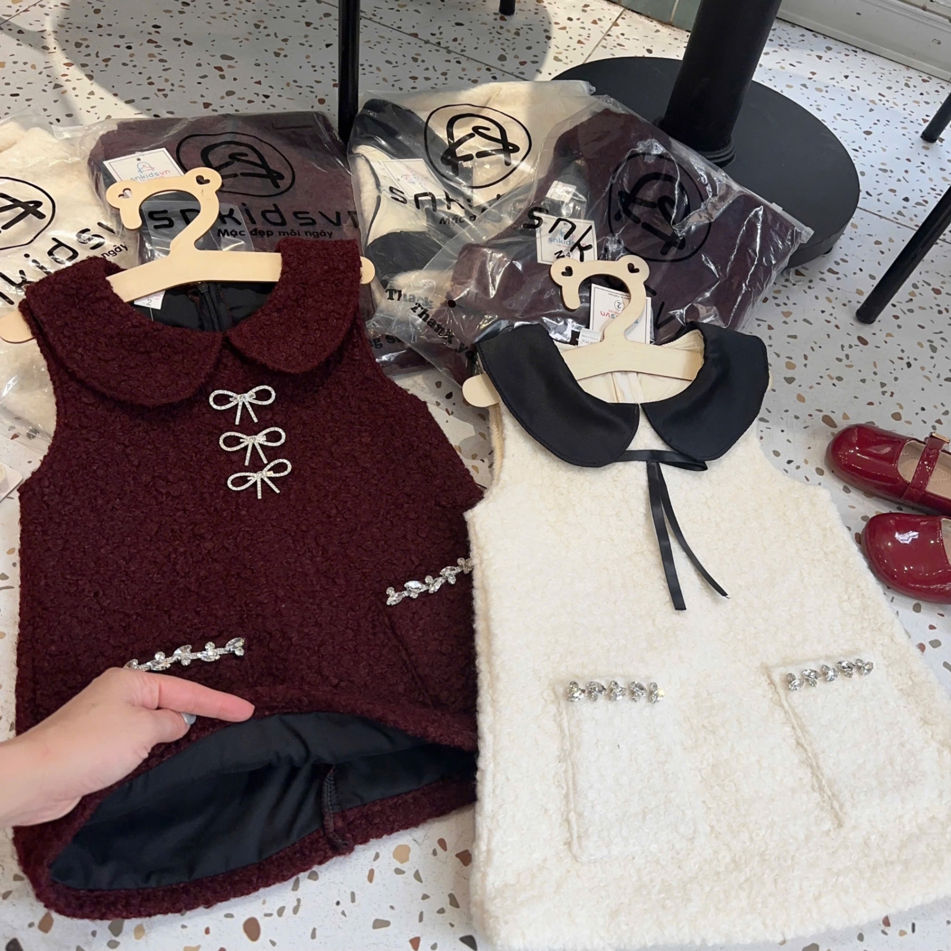 Váy lông chữ a bé gái