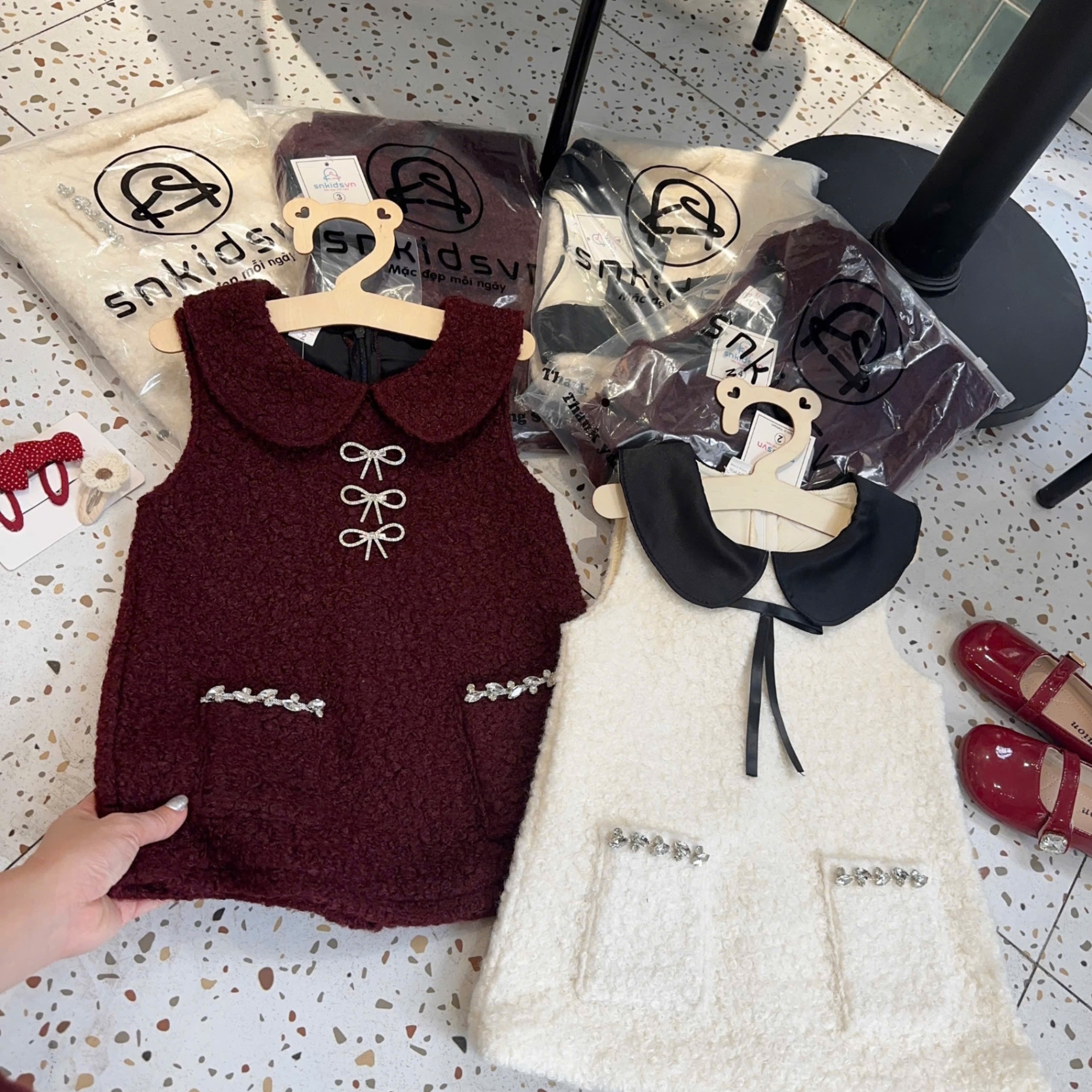 Váy lông chữ a bé gái