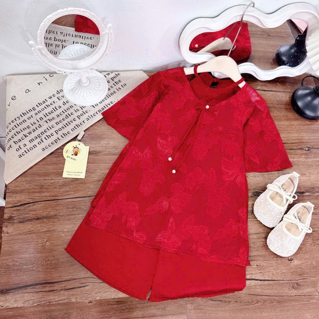 Áo dài đỏ vân lá cổ yếm bé gái