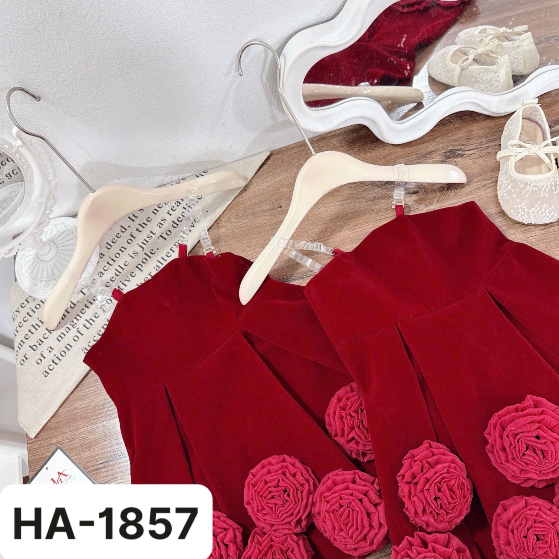 Váy nhung 2 dâyn thân đính bông đỏ bé gái