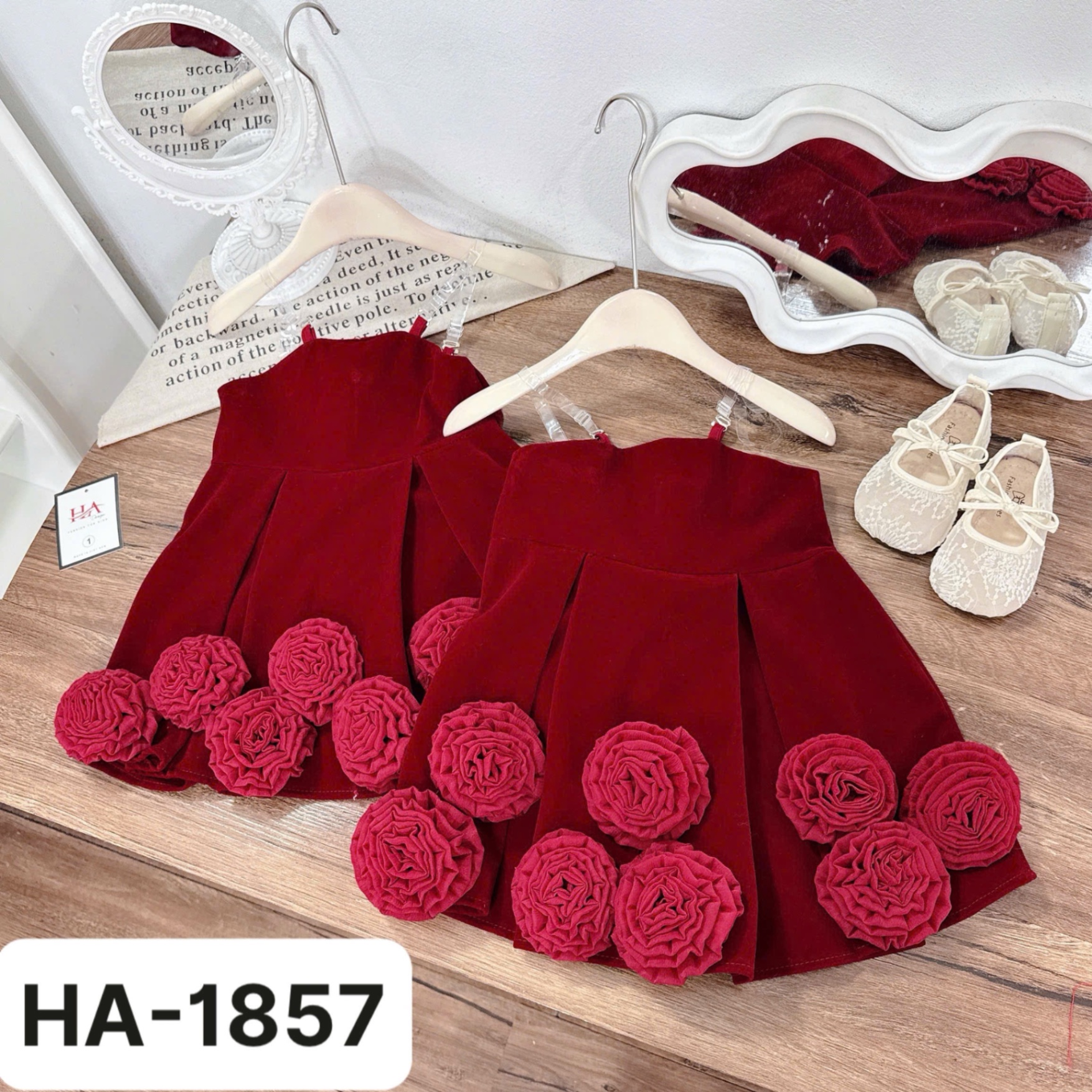 Váy nhung 2 dâyn thân đính bông đỏ bé gái