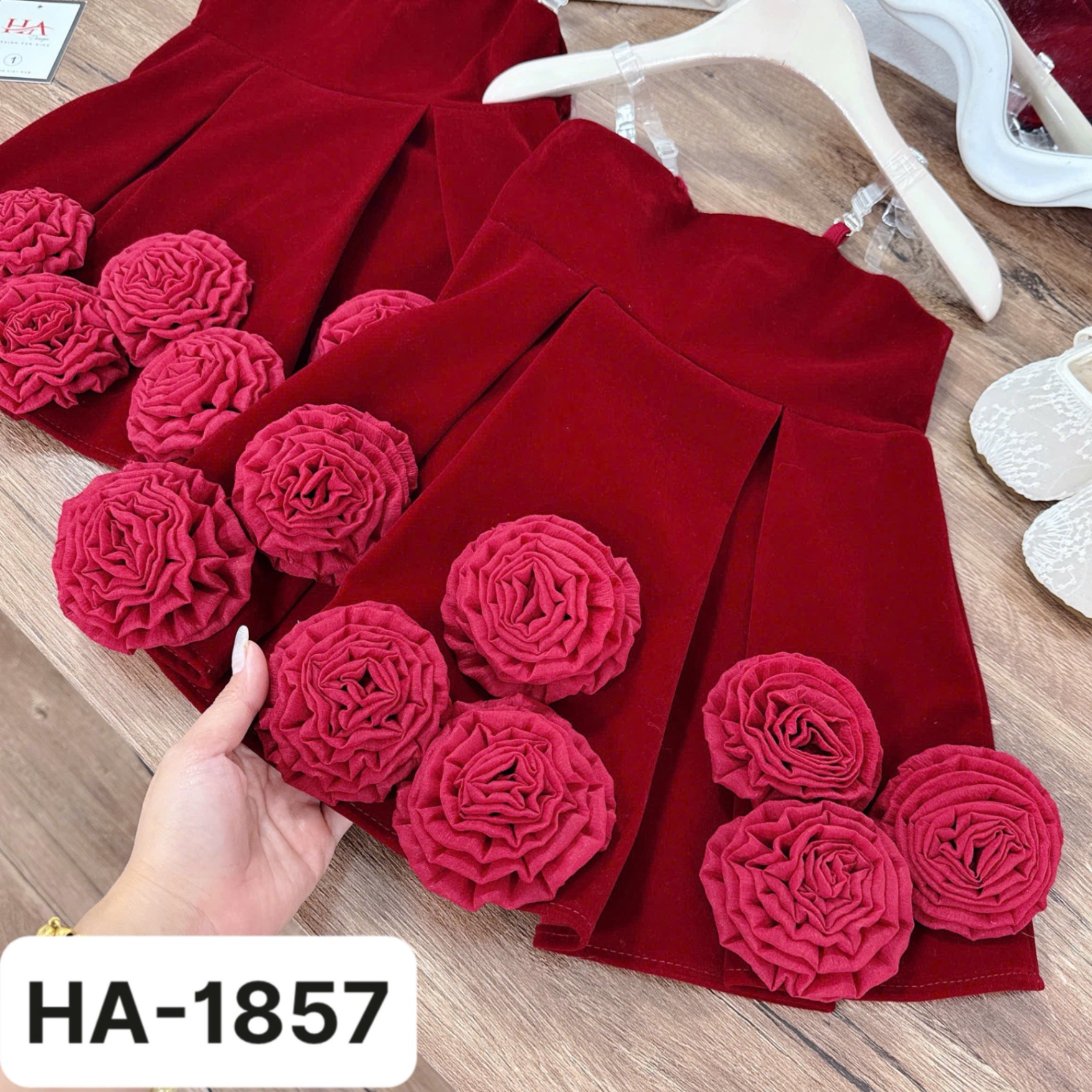 Váy nhung 2 dâyn thân đính bông đỏ bé gái