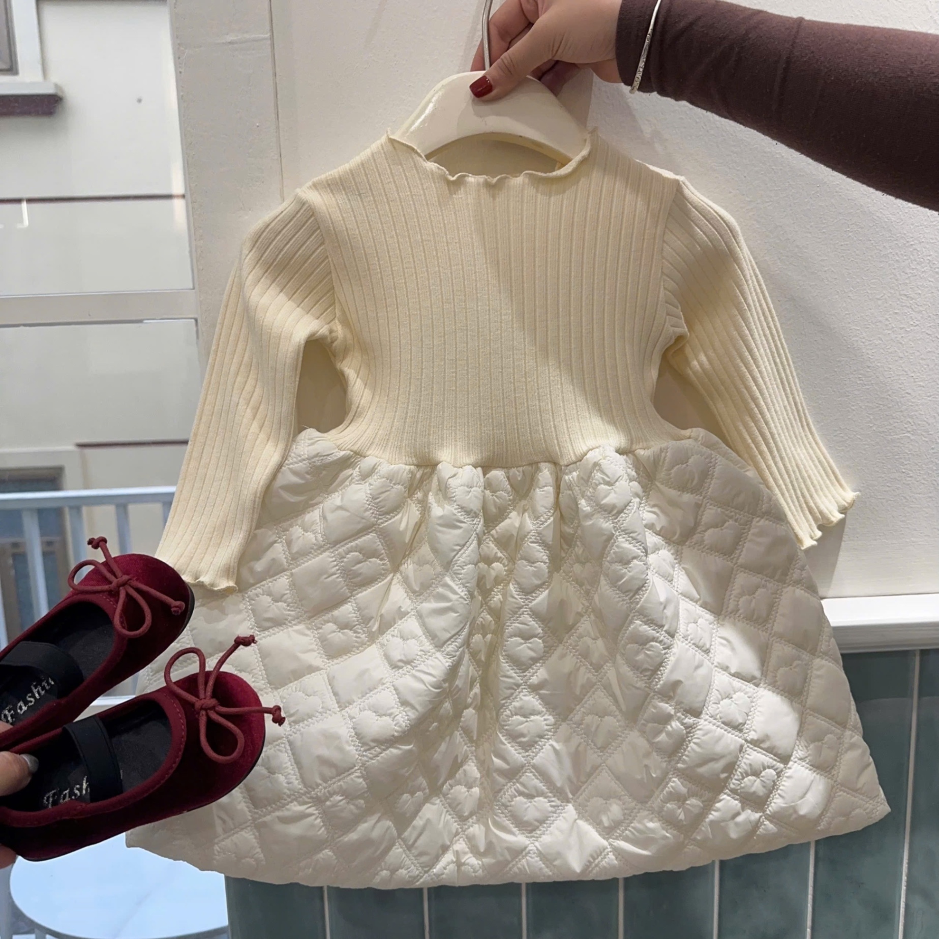 Váy tăm len phối thân bồng bé gái