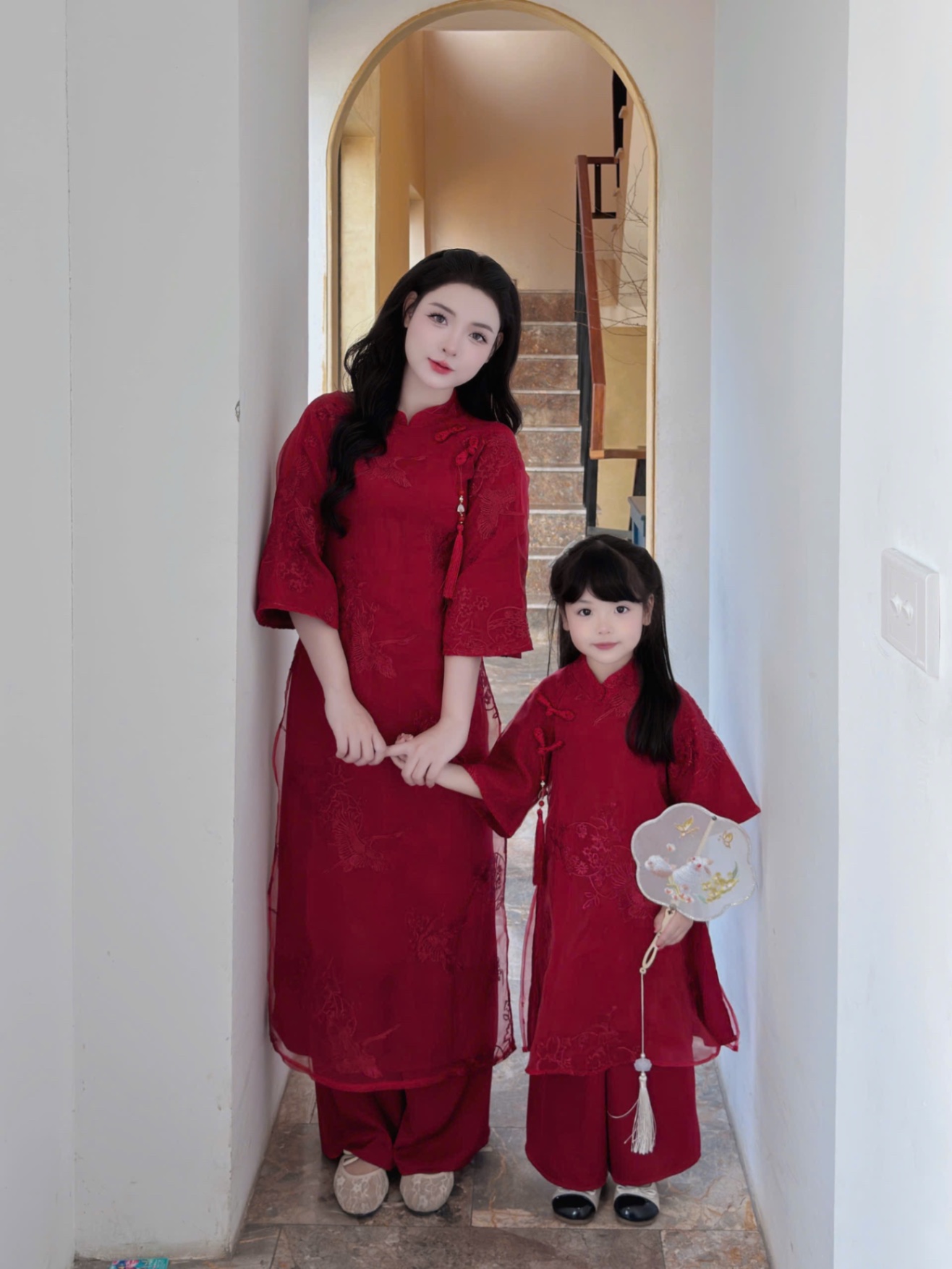 Sét áo dài mẹ và bé ren phối lụa ngọc trai bé gái