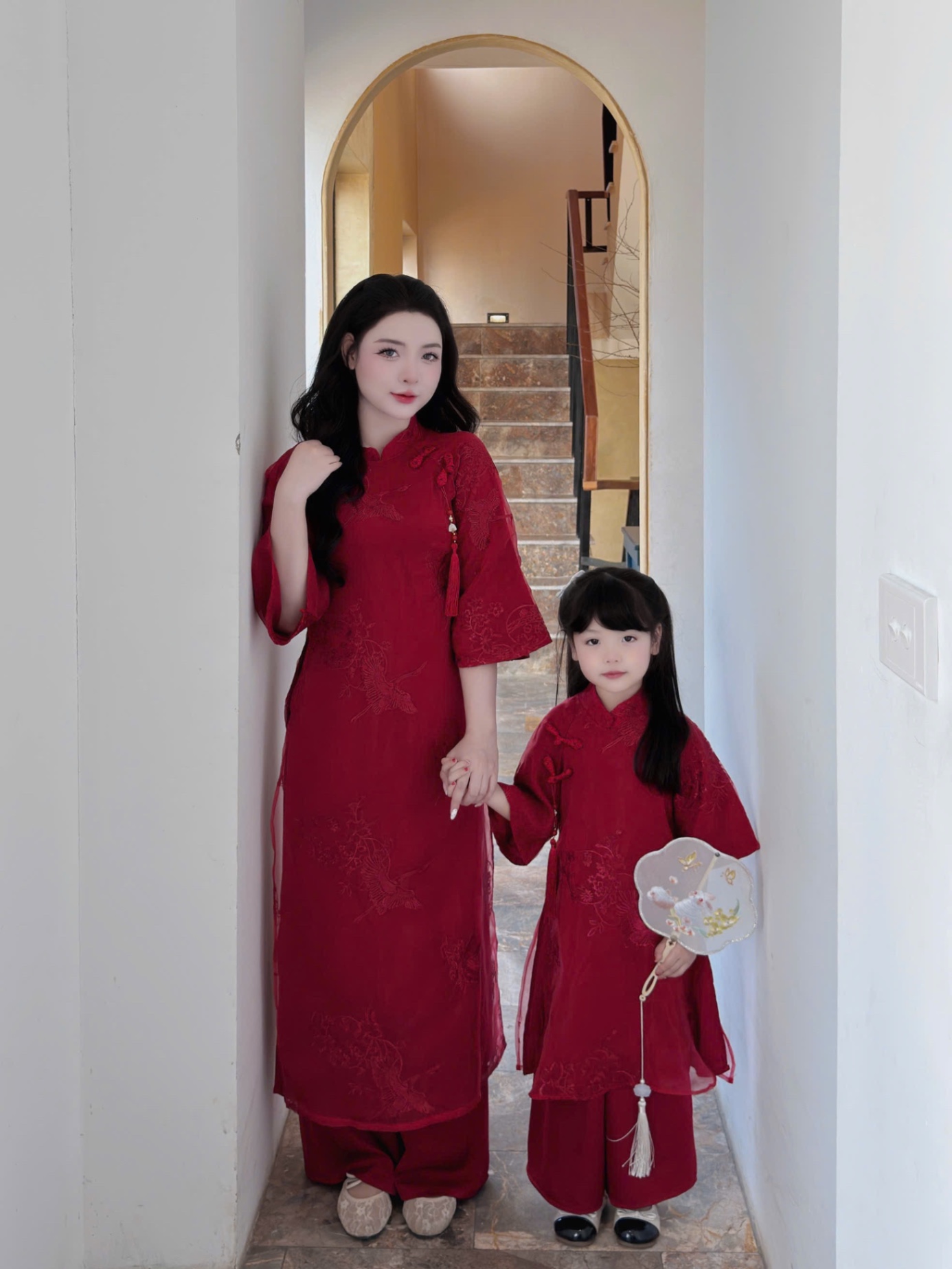 Sét áo dài mẹ và bé ren phối lụa ngọc trai bé gái