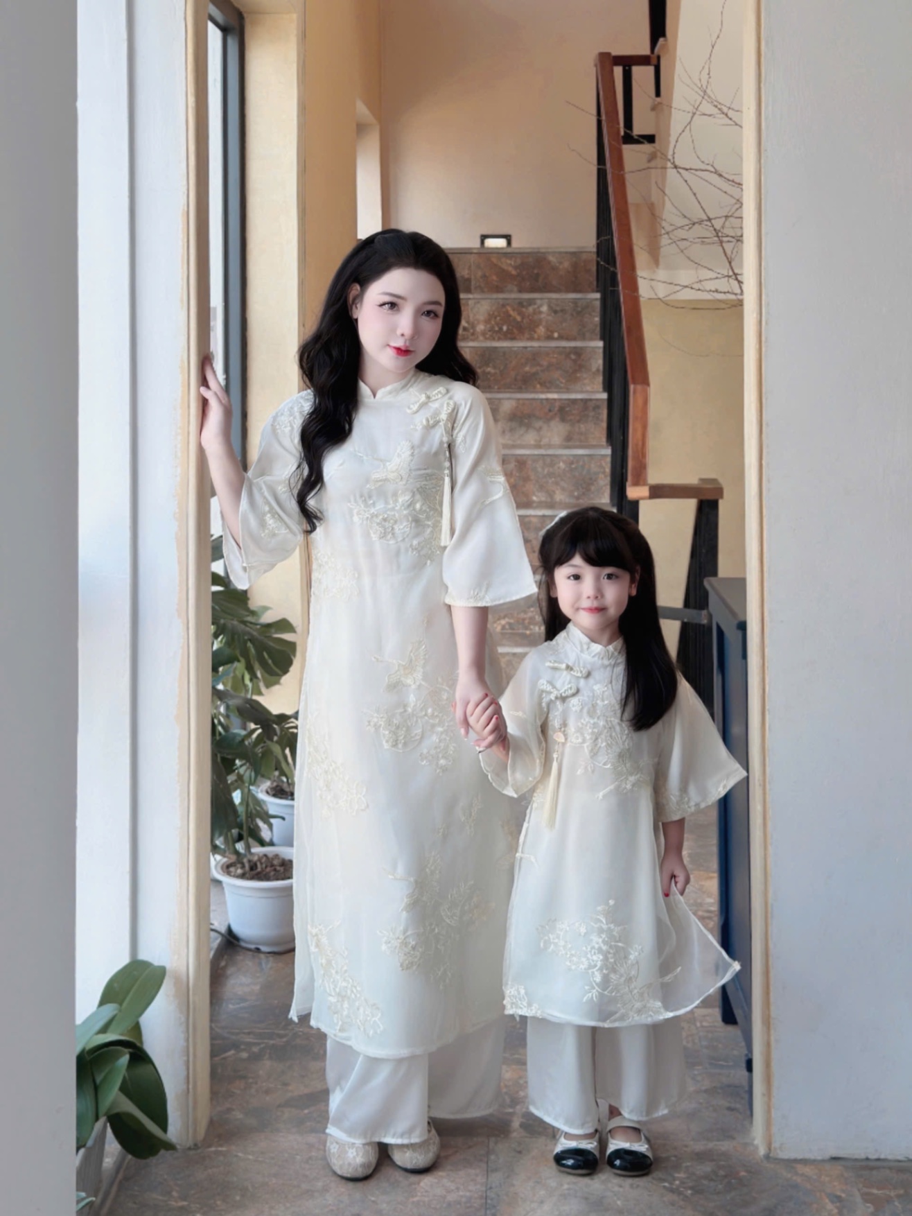 Sét áo dài mẹ và bé ren phối lụa ngọc trai bé gái
