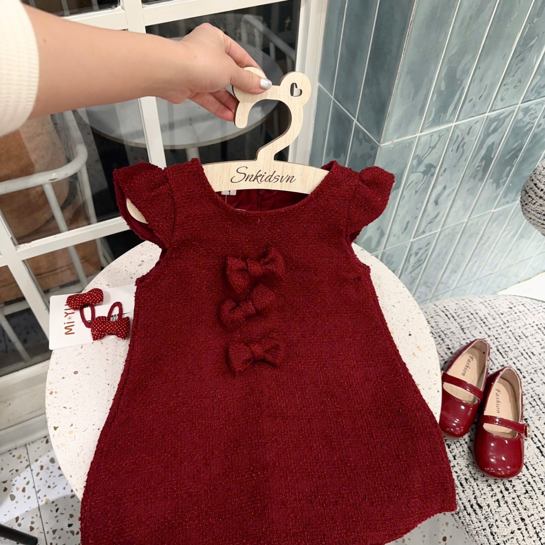 Váy dạ kem đỏ đính nơ bé gái