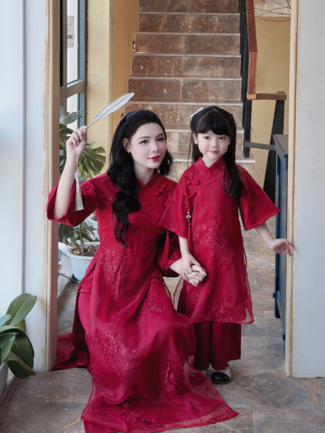 Sét áo dài mẹ và bé ren phối lụa ngọc trai bé gái