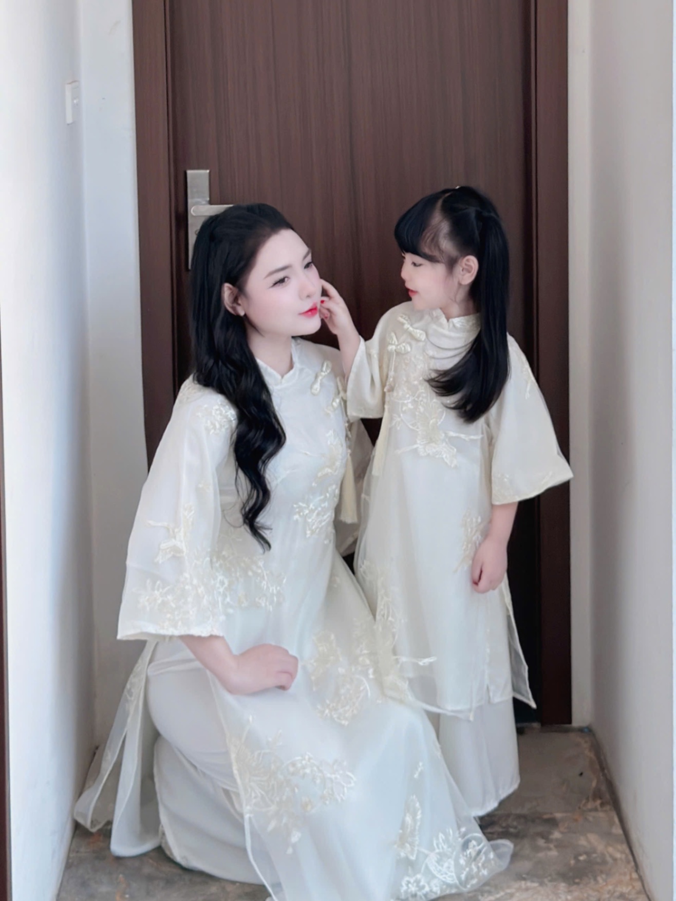 Sét áo dài mẹ và bé ren phối lụa ngọc trai bé gái