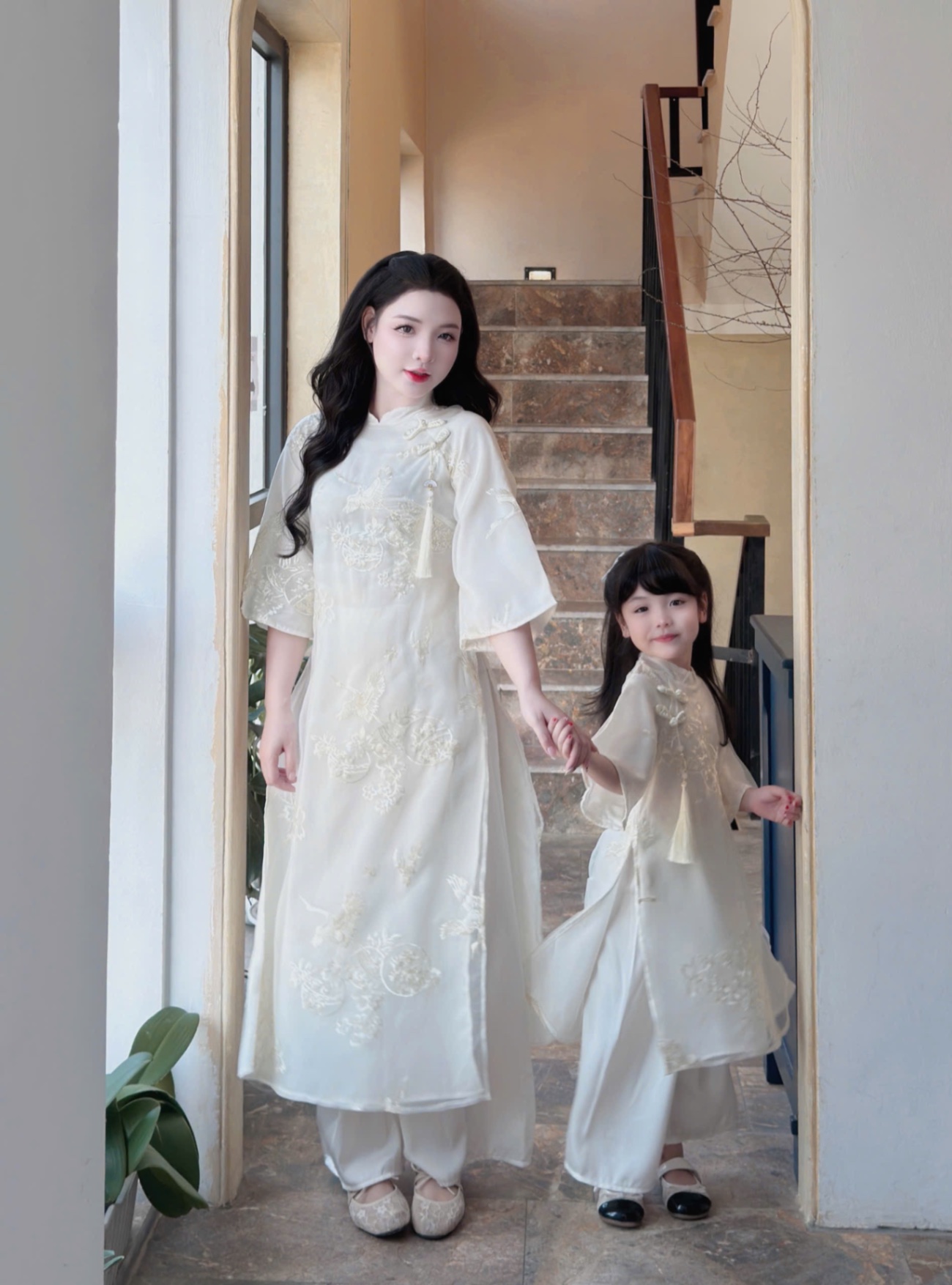 Sét áo dài mẹ và bé ren phối lụa ngọc trai bé gái