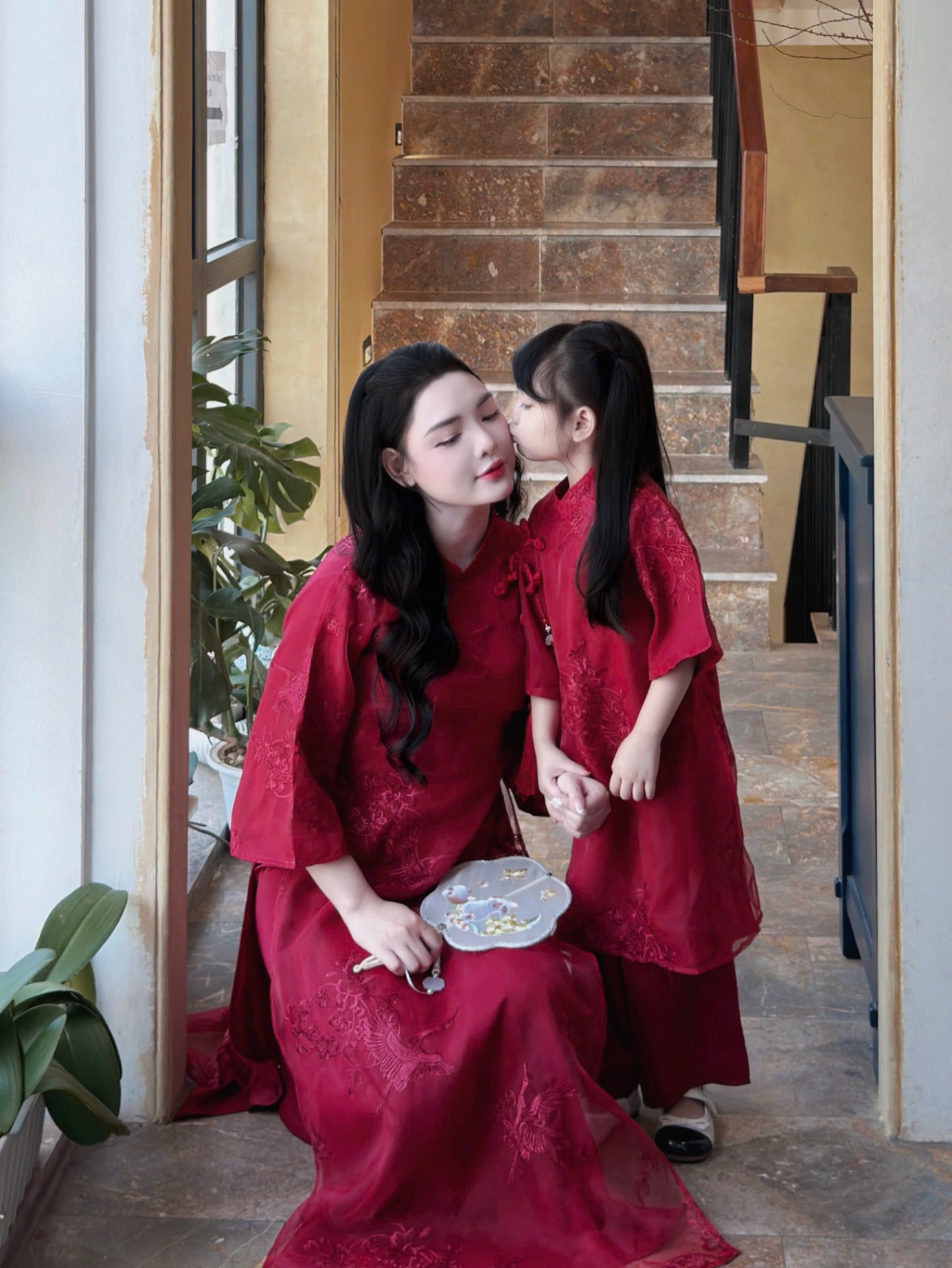 Sét áo dài mẹ và bé ren phối lụa ngọc trai bé gái