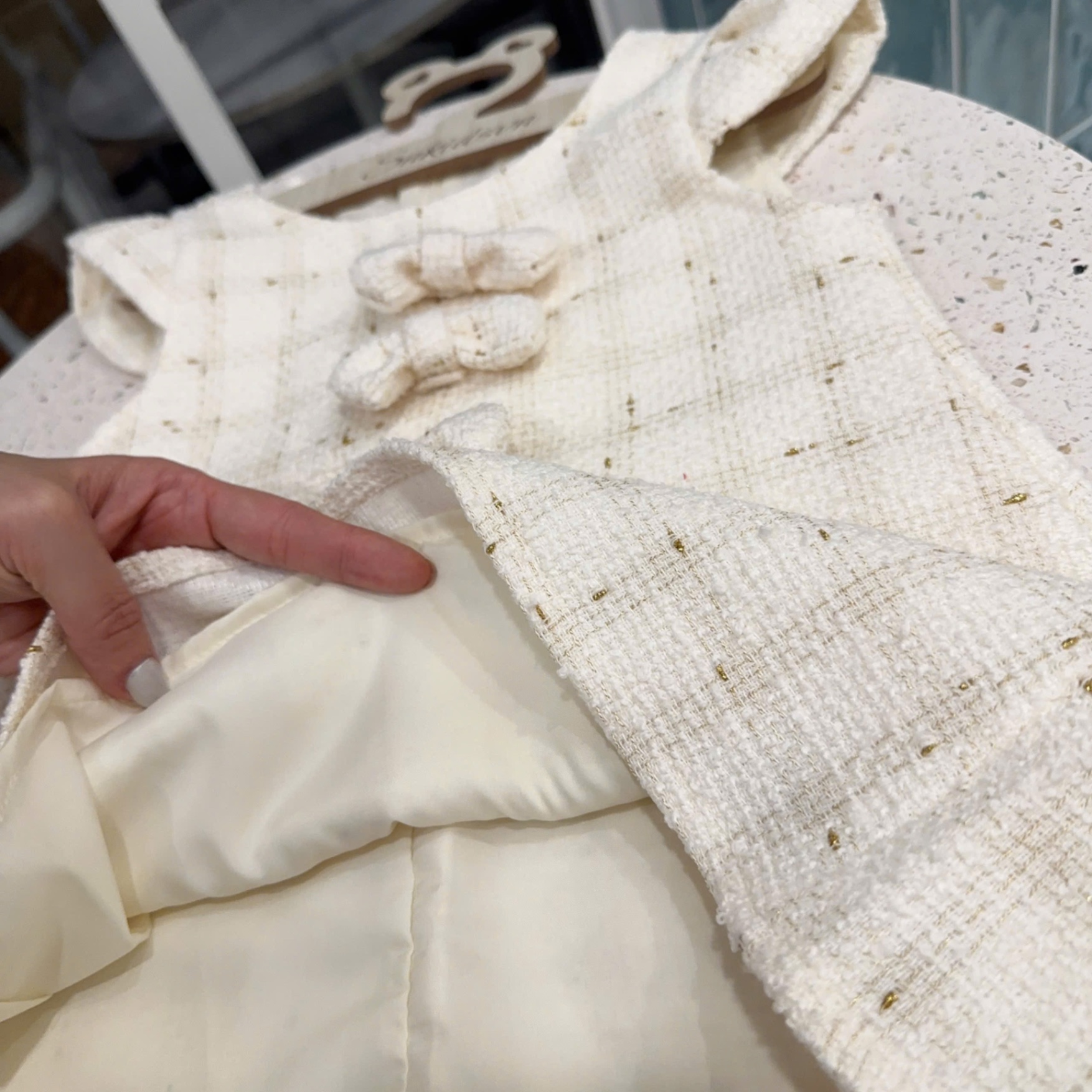 Váy dạ kem đỏ đính nơ bé gái