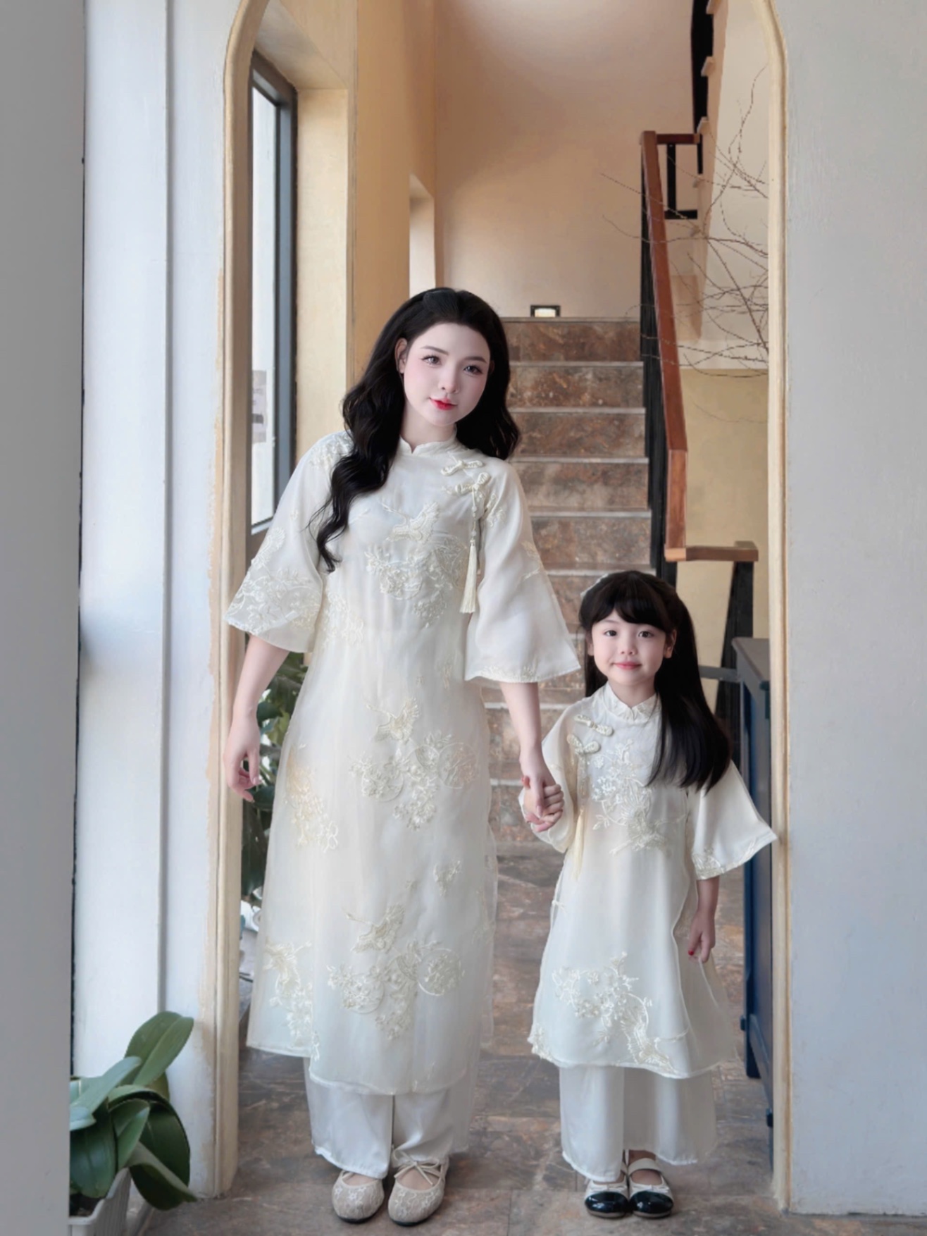 Sét áo dài mẹ và bé ren phối lụa ngọc trai bé gái