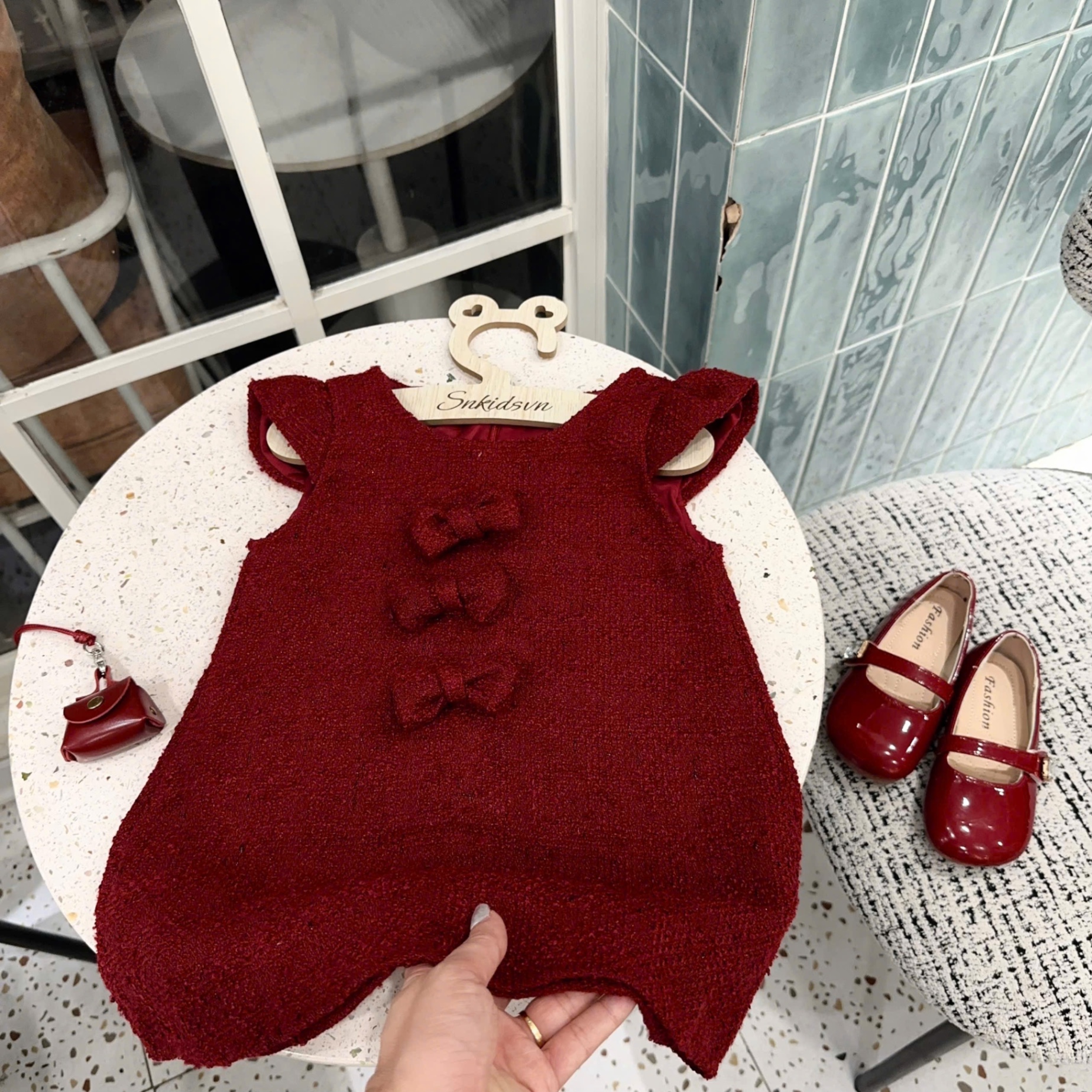 Váy dạ kem đỏ đính nơ bé gái