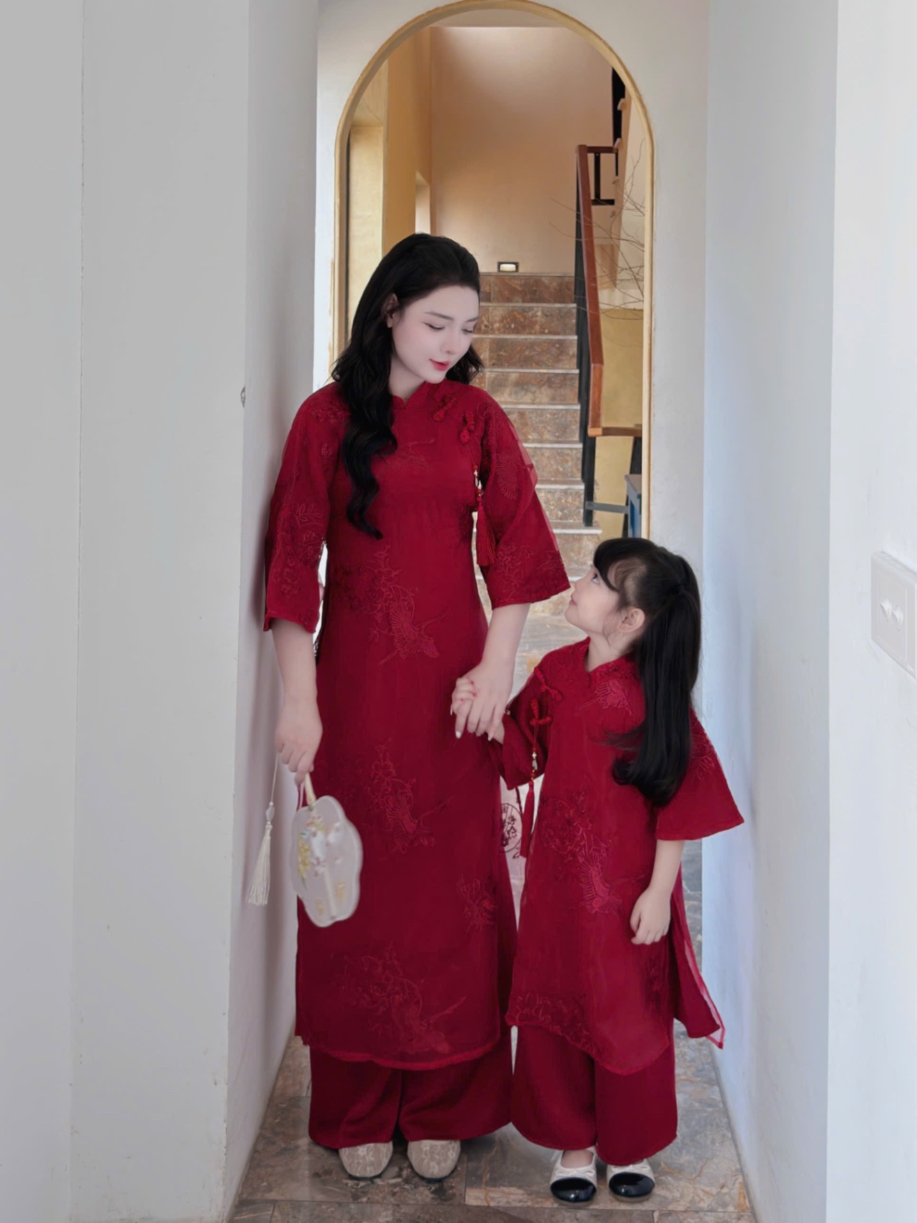 Sét áo dài mẹ và bé ren phối lụa ngọc trai bé gái