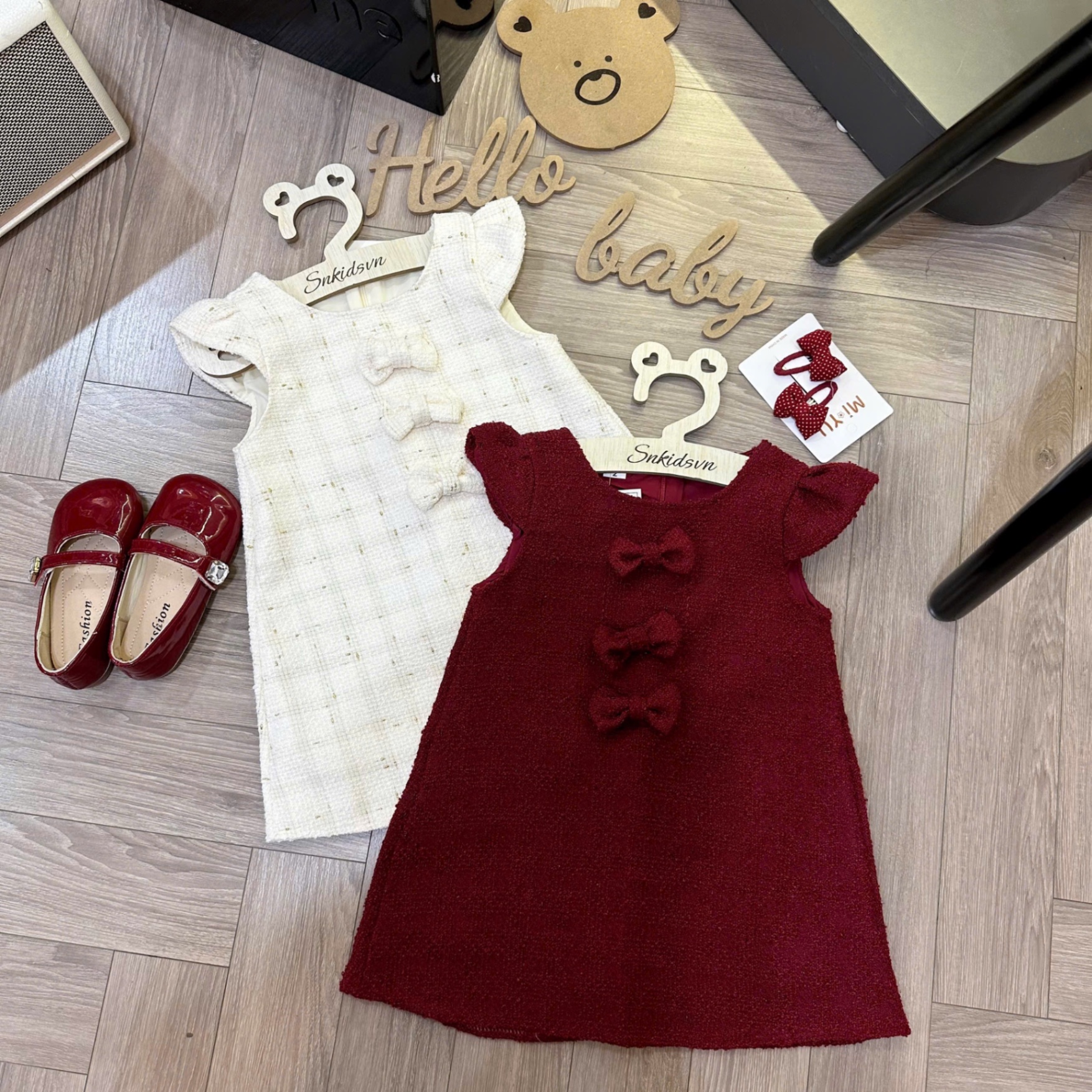 Váy dạ kem đỏ đính nơ bé gái