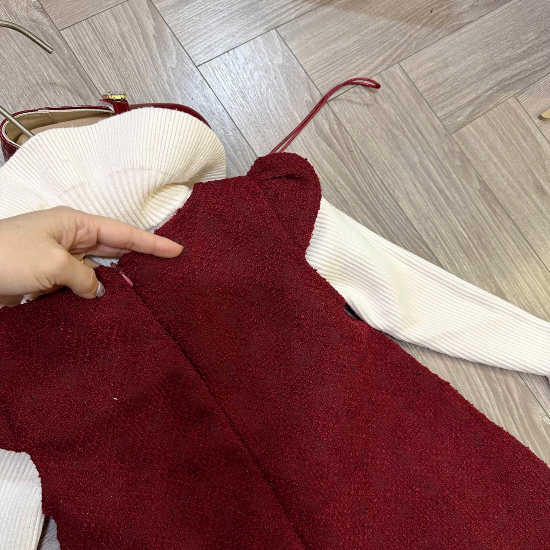 Váy dạ kem đỏ đính nơ bé gái