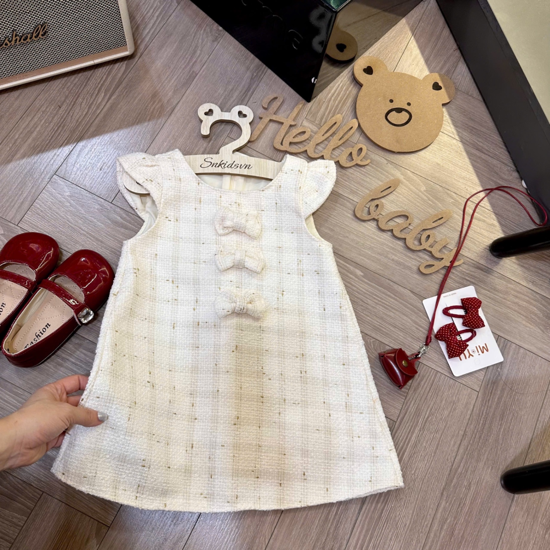 Váy dạ kem đỏ đính nơ bé gái