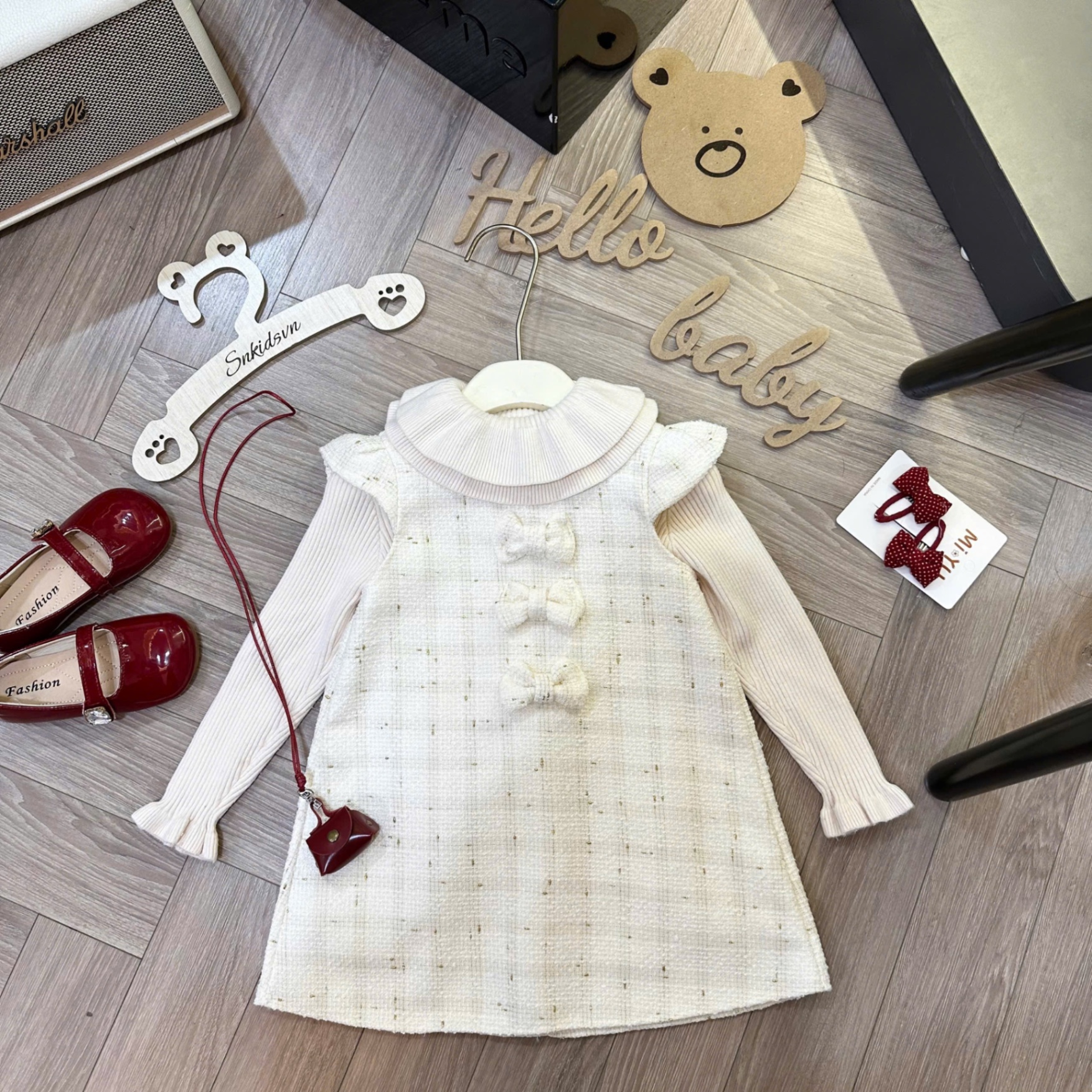 Váy dạ kem đỏ đính nơ bé gái