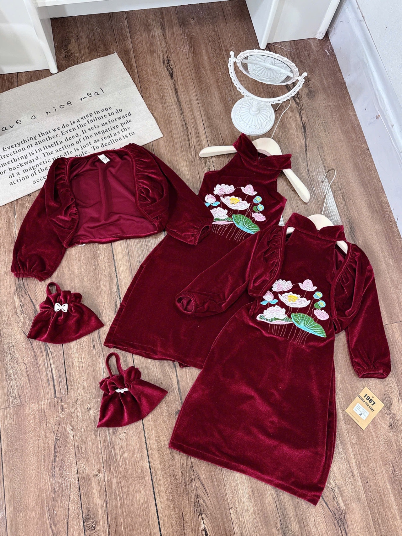 Sét váy nhung thêu hoa sen kèm áo ngoài và túi bé gái