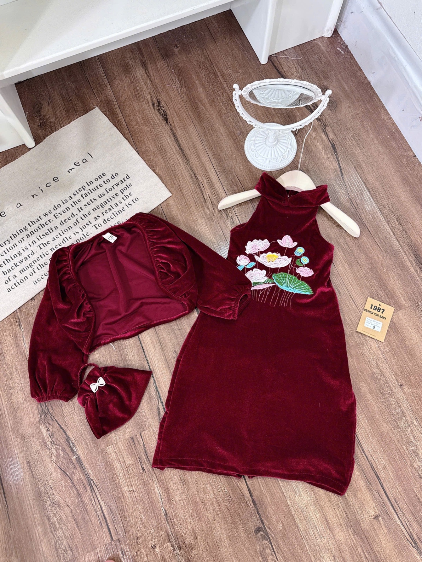 Sét váy nhung thêu hoa sen kèm áo ngoài và túi bé gái