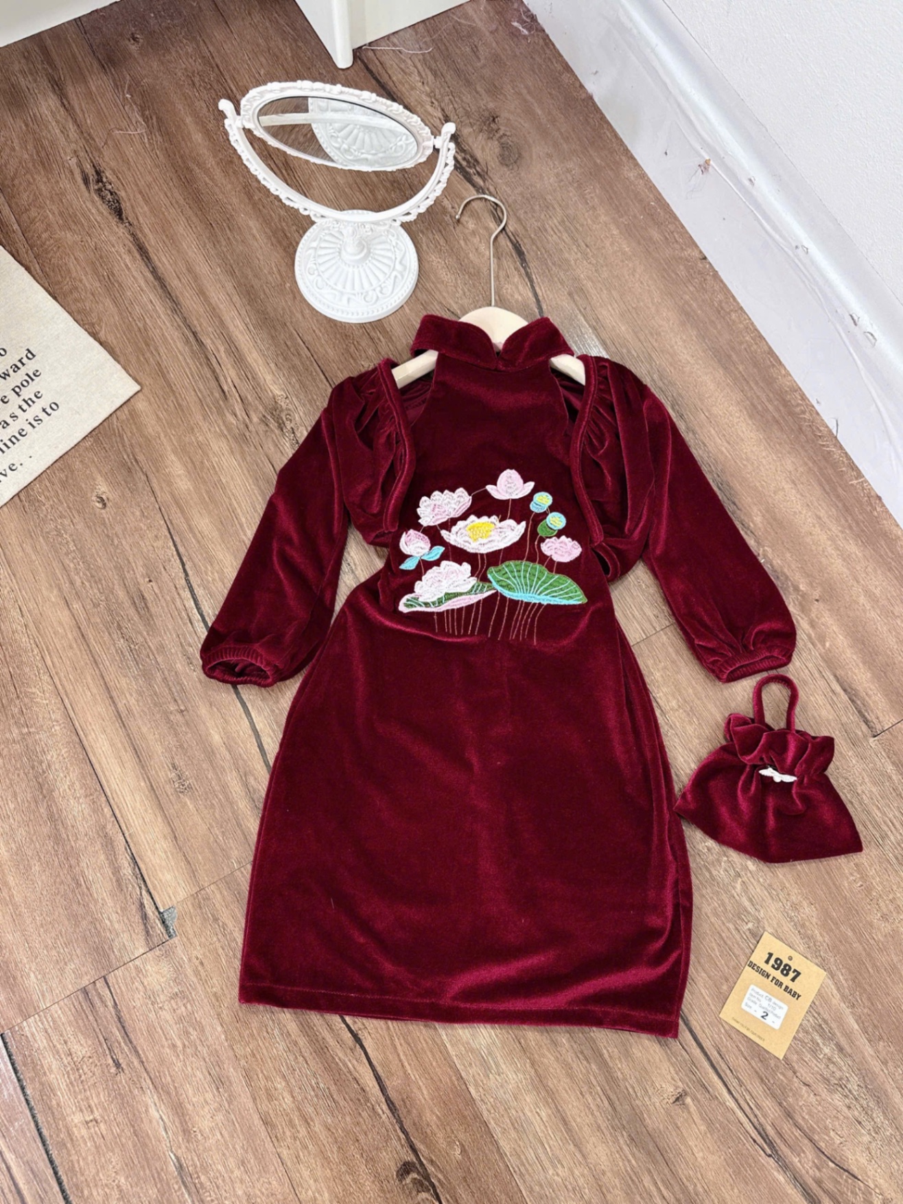 Sét váy nhung thêu hoa sen kèm áo ngoài và túi bé gái