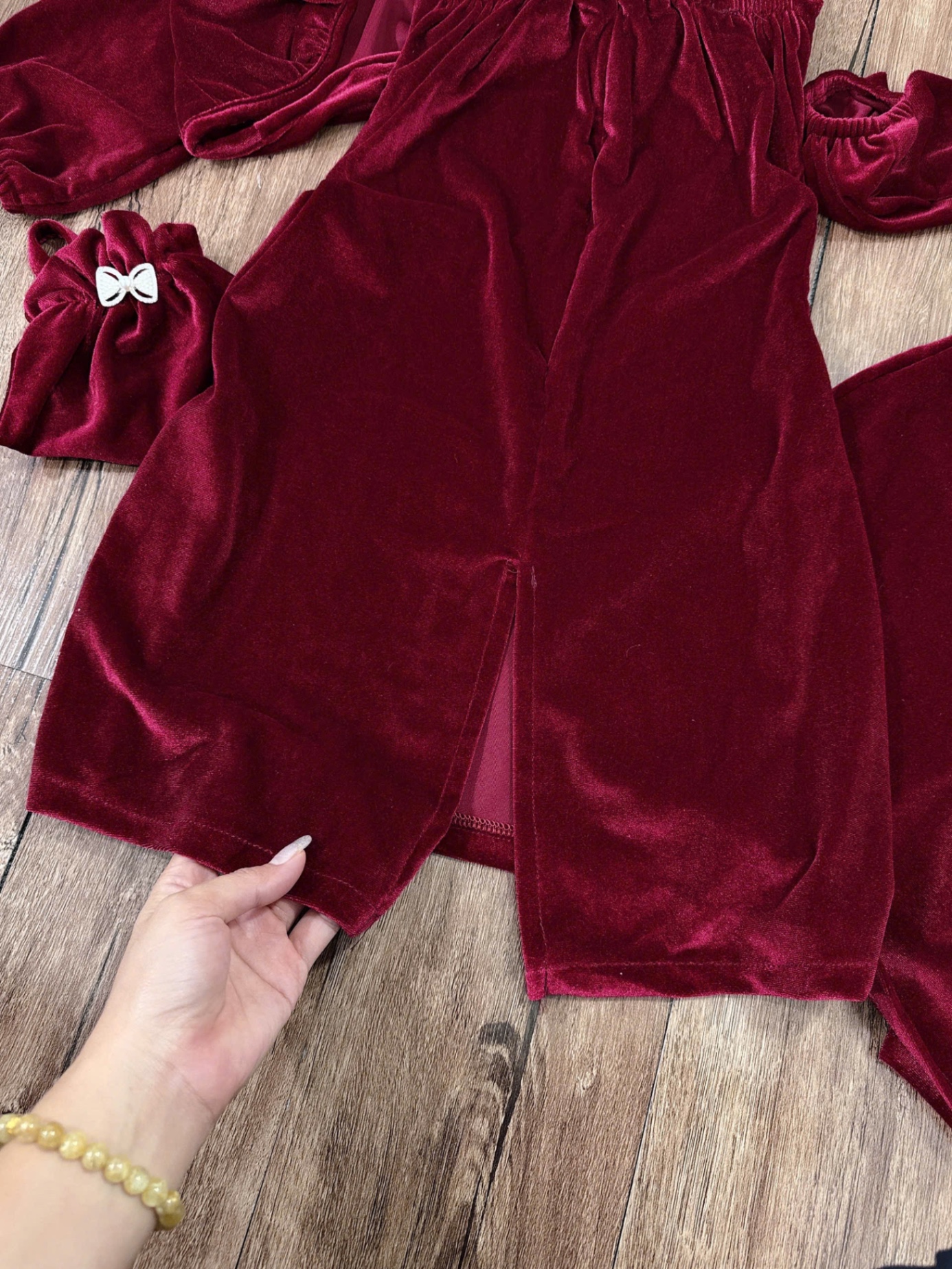 Sét váy nhung thêu hoa sen kèm áo ngoài và túi bé gái